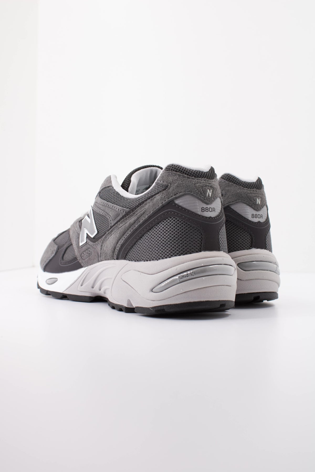 NEW BALANCE U880R 3TR DEPORTIVO en color GRIS (4)