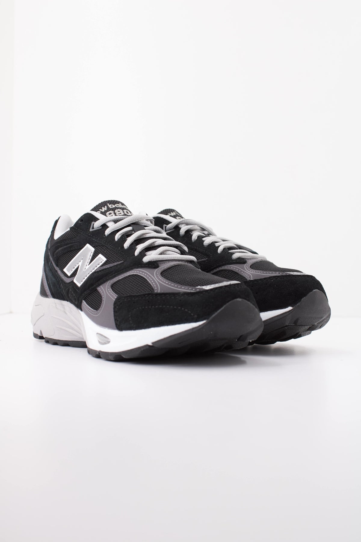 NEW BALANCE U880R 8EU en color NEGRO (2)