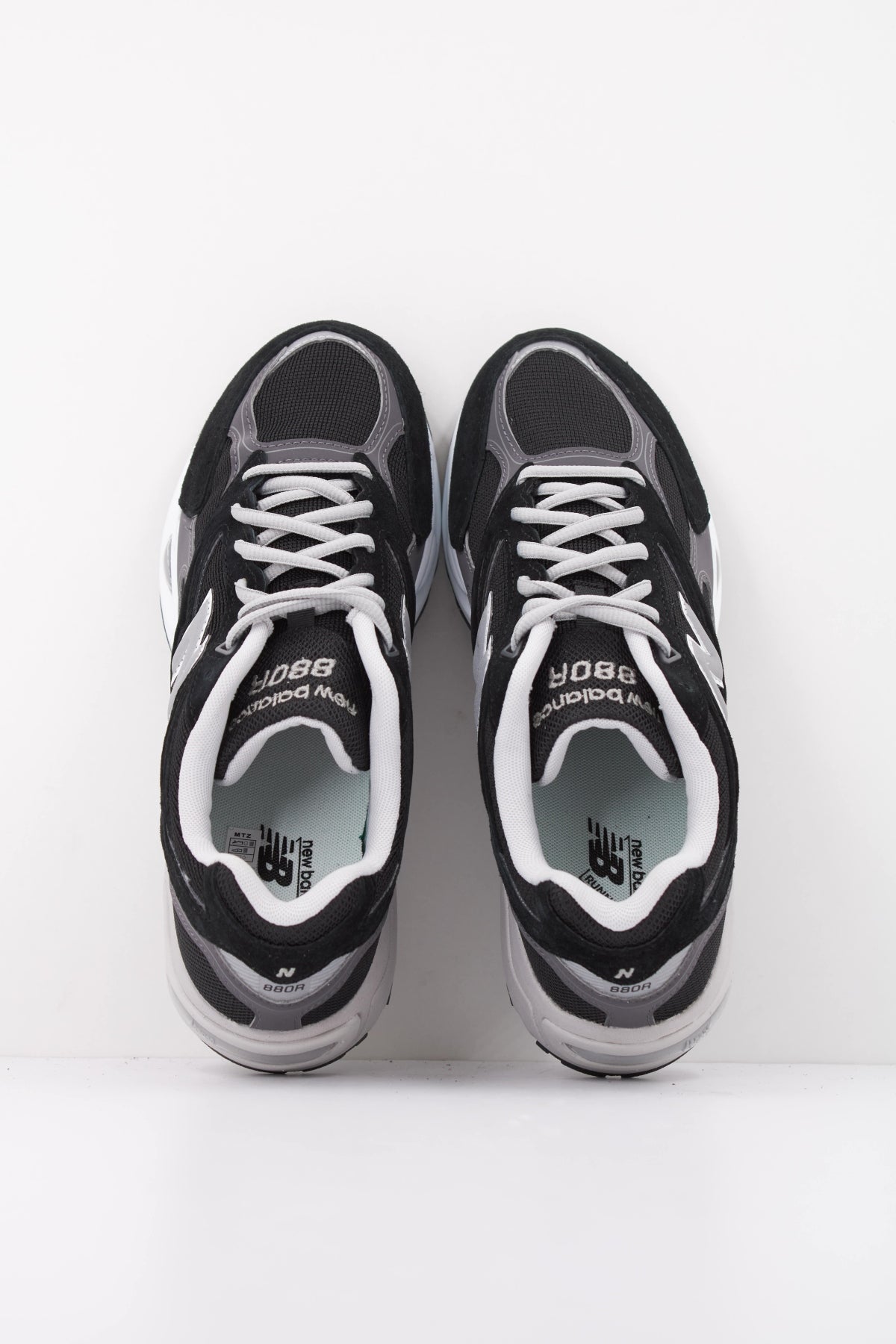 NEW BALANCE U880R 8EU en color NEGRO (3)