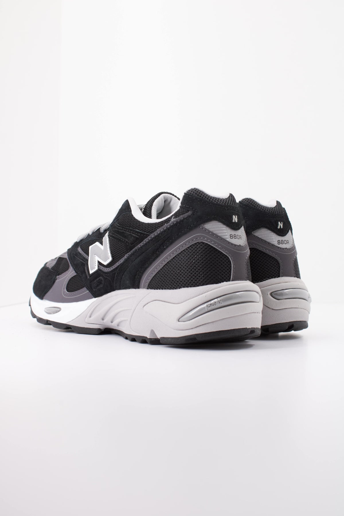 NEW BALANCE U880R 8EU en color NEGRO (4)