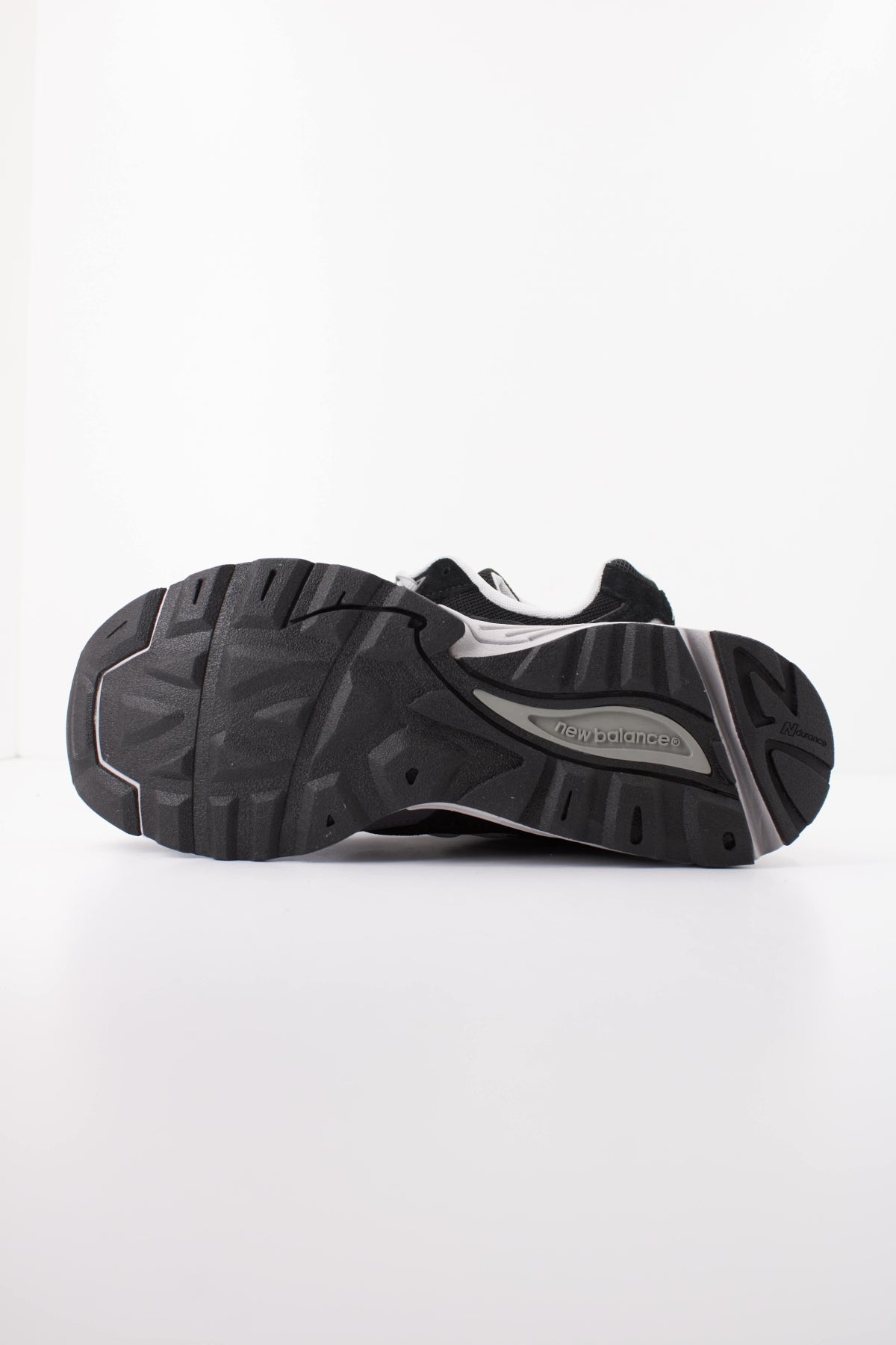 NEW BALANCE U880R 8EU en color NEGRO (5)