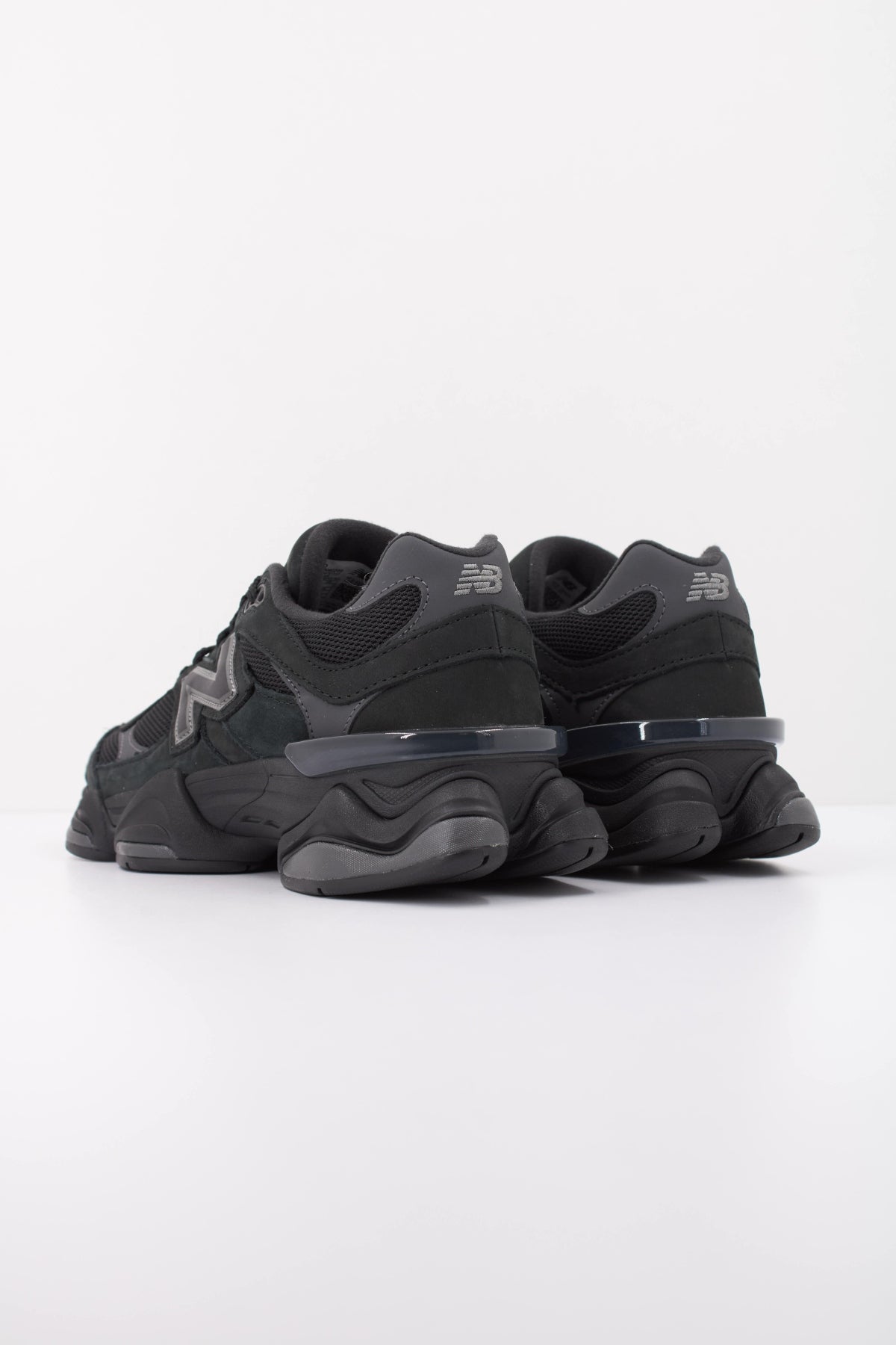 NEW BALANCE U9060 ZGE DEPORTIVO en color NEGRO (4)