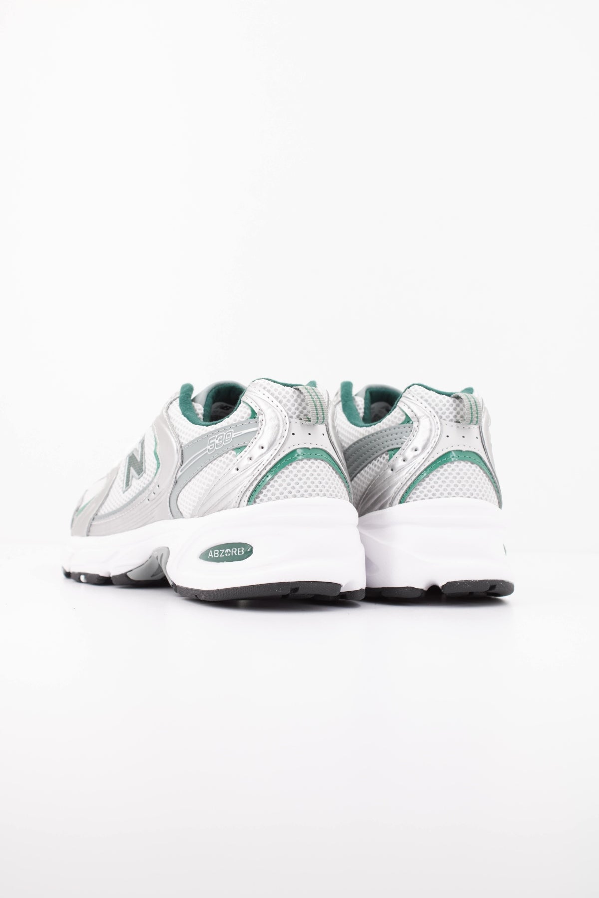 NEW BALANCE U530 SMS DEPORTIVO en color PLATA (4)