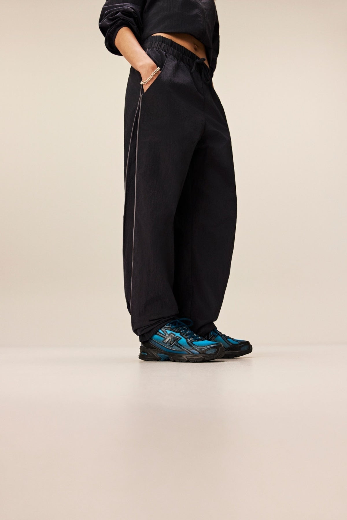 NEW BALANCE WB61Z1E6 SPORT LEGACY PANT en color NEGRO (2)