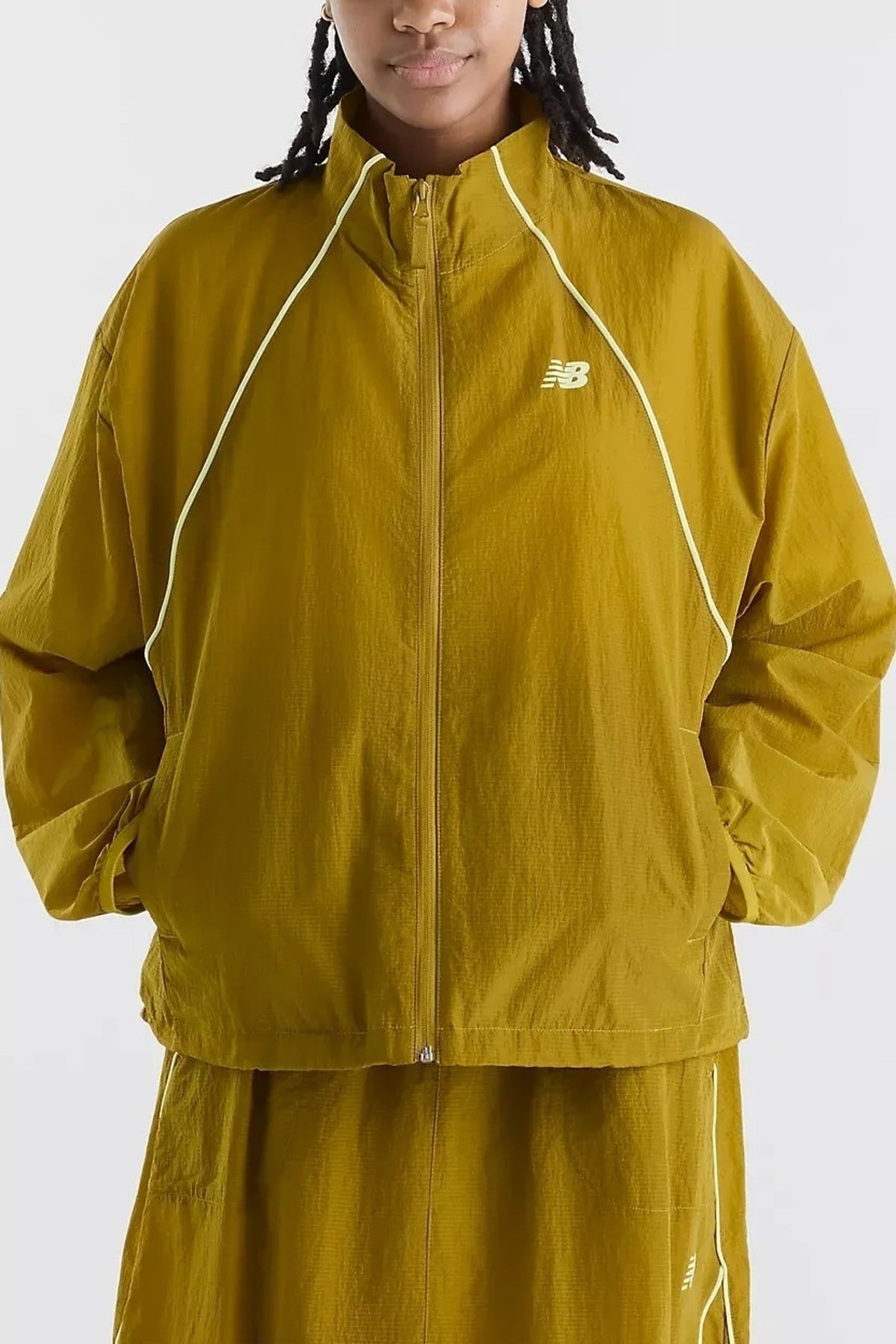 NEW BALANCE WJ6113KS SPORT LEGACY JACKET en color AMARILLO (1)