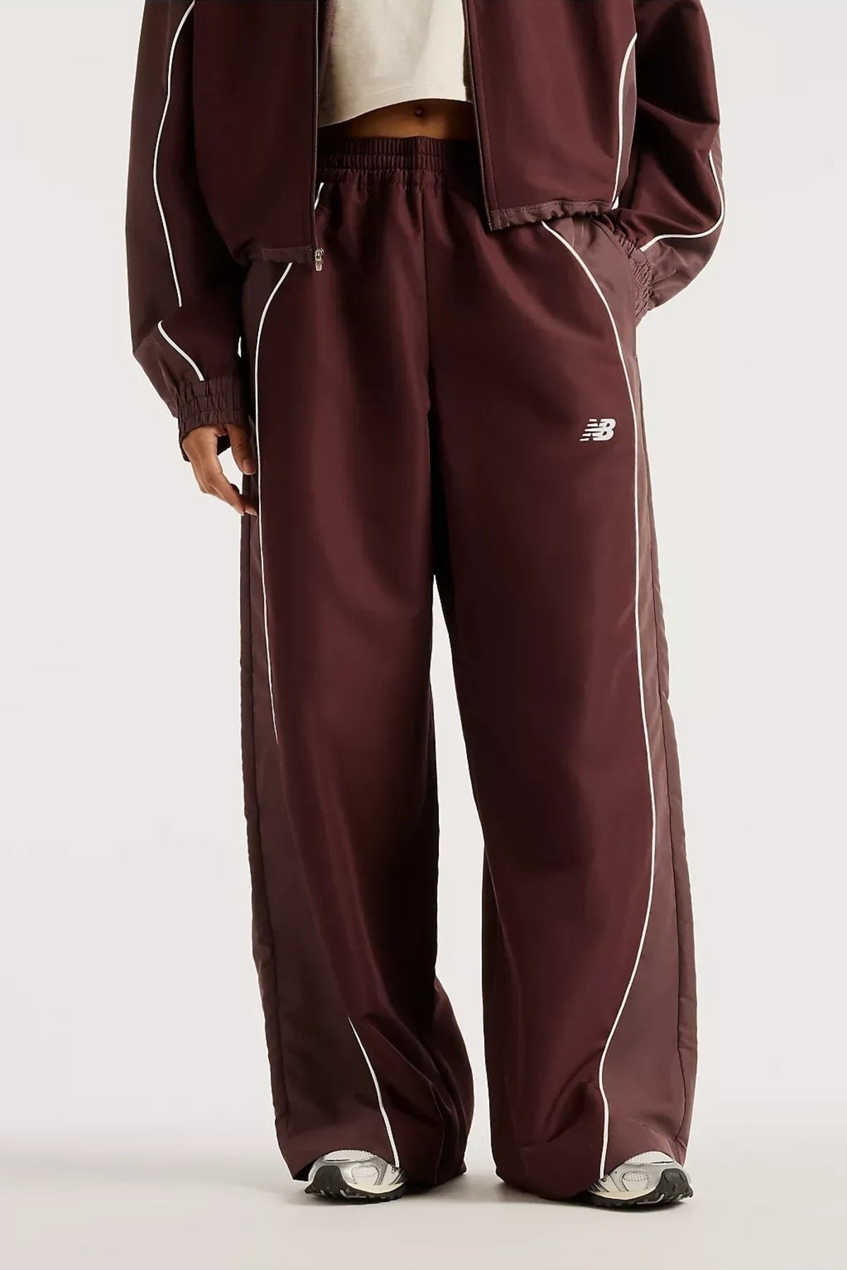 NEW BALANCE WB62O9UF TRACKSIDE WOVEN PANT en color MARRON (1)