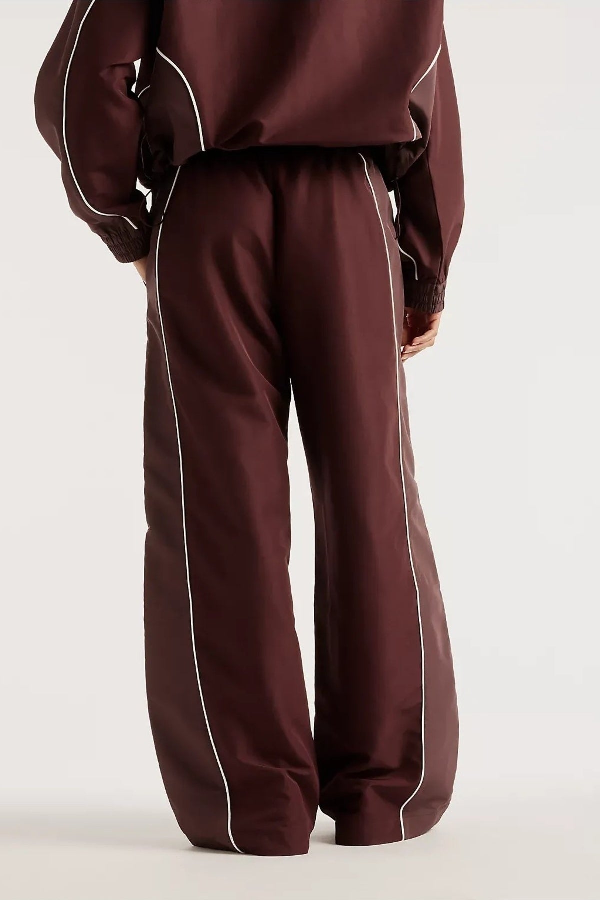 NEW BALANCE WB62O9UF TRACKSIDE WOVEN PANT en color MARRON (2)