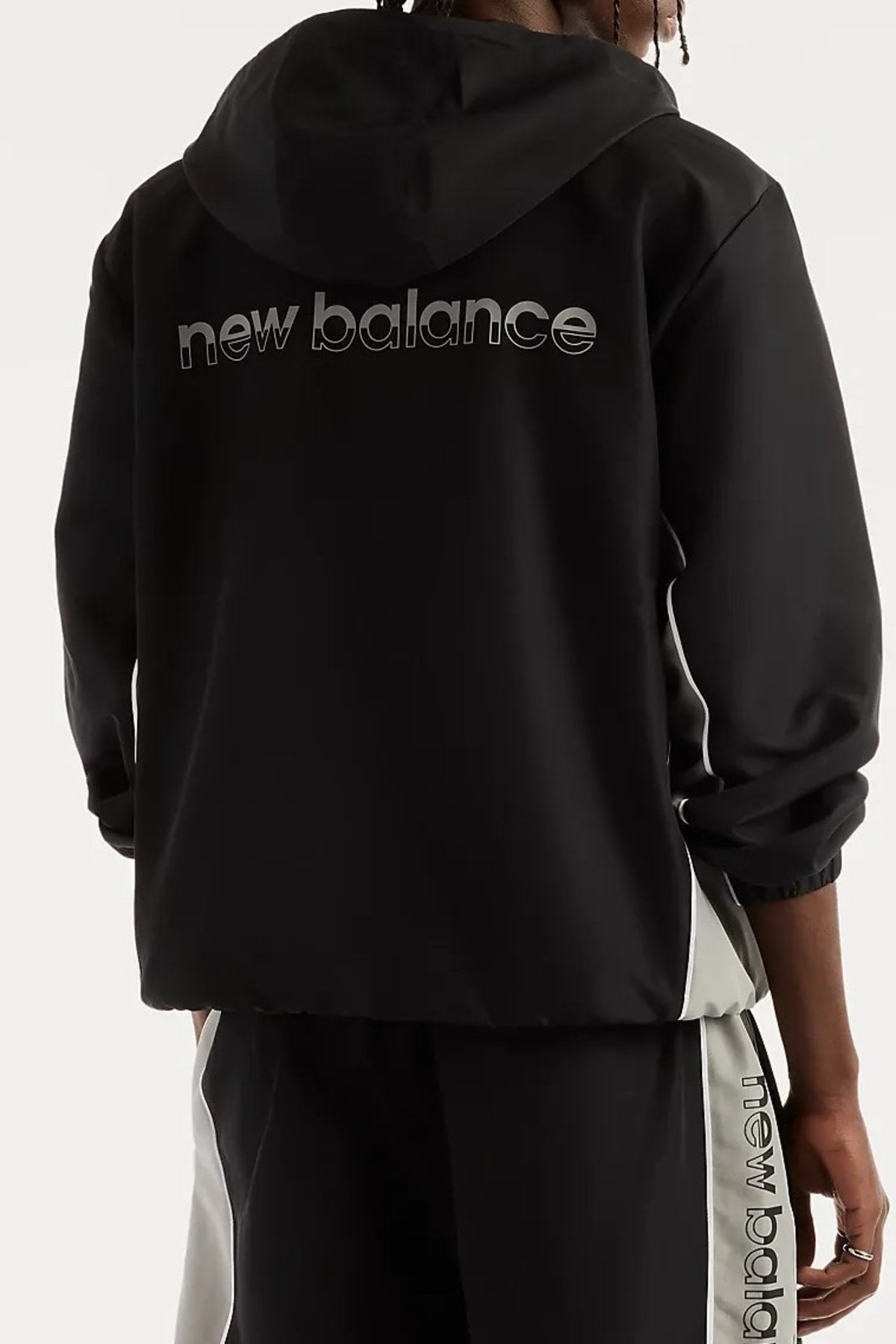 NEW BALANCE MJ62Y8SJ TRACKSIDE WOVEN JACKET en color NEGRO (2)
