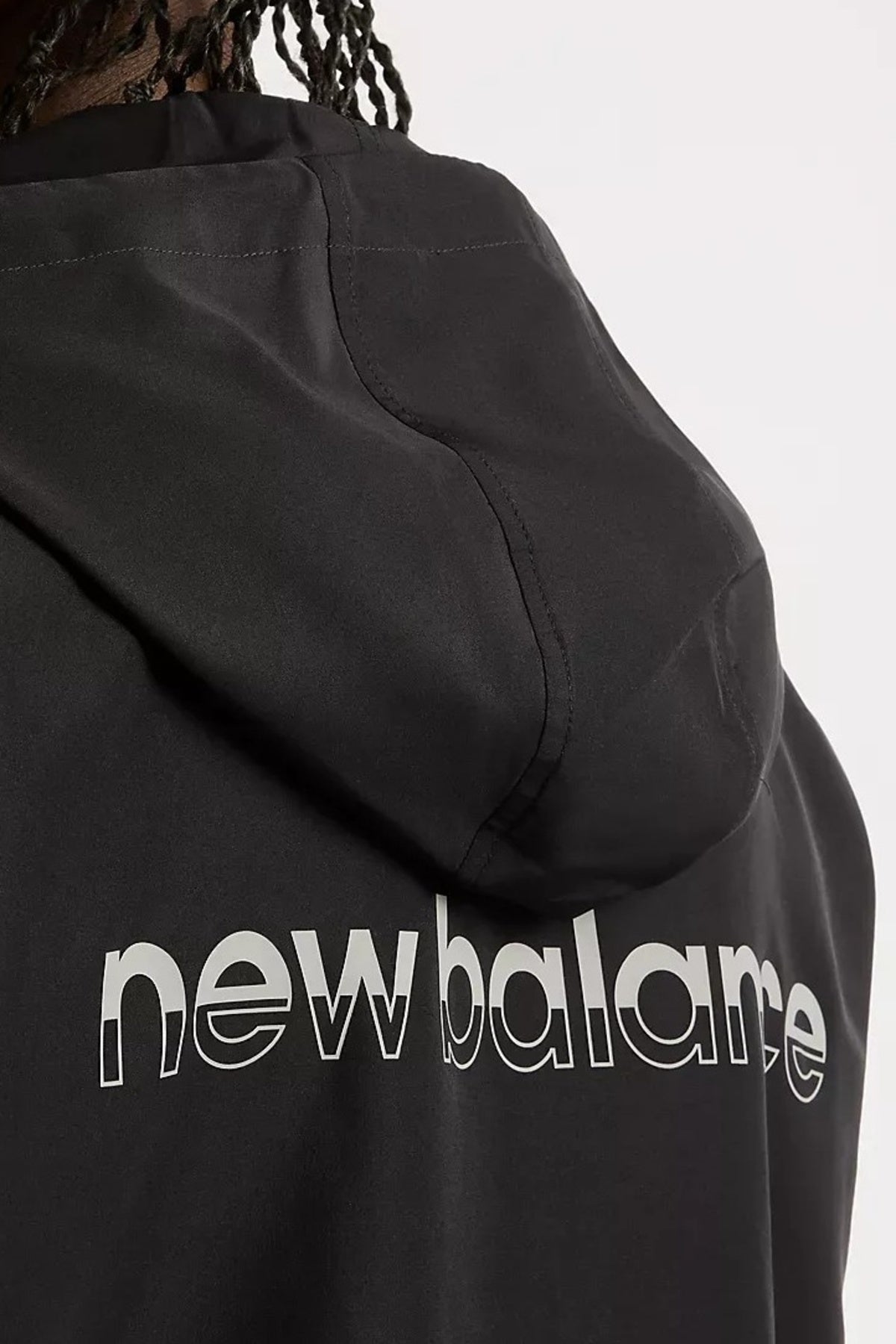NEW BALANCE MJ62Y8SJ TRACKSIDE WOVEN JACKET en color NEGRO (3)