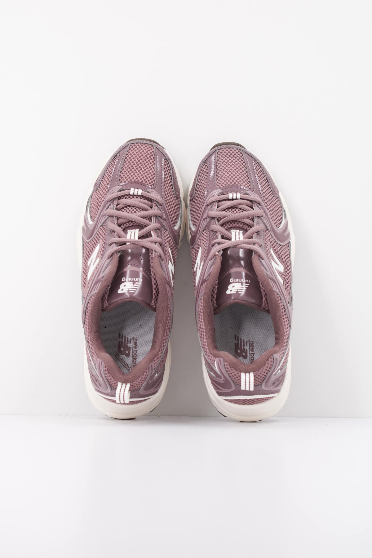 NEW BALANCE 530 U530COA en color VIOLETA (3)