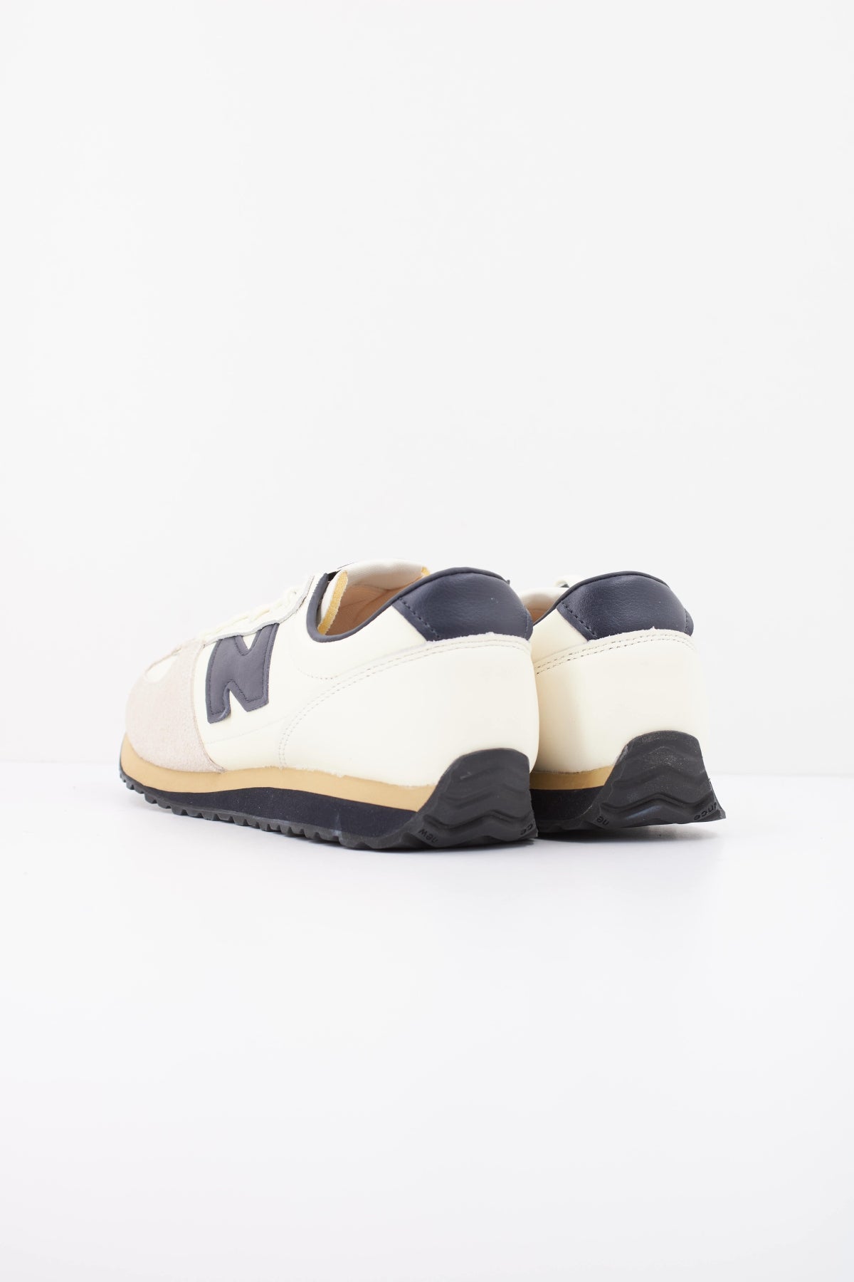 NEW BALANCE U471 3EX en color BEIS (4)
