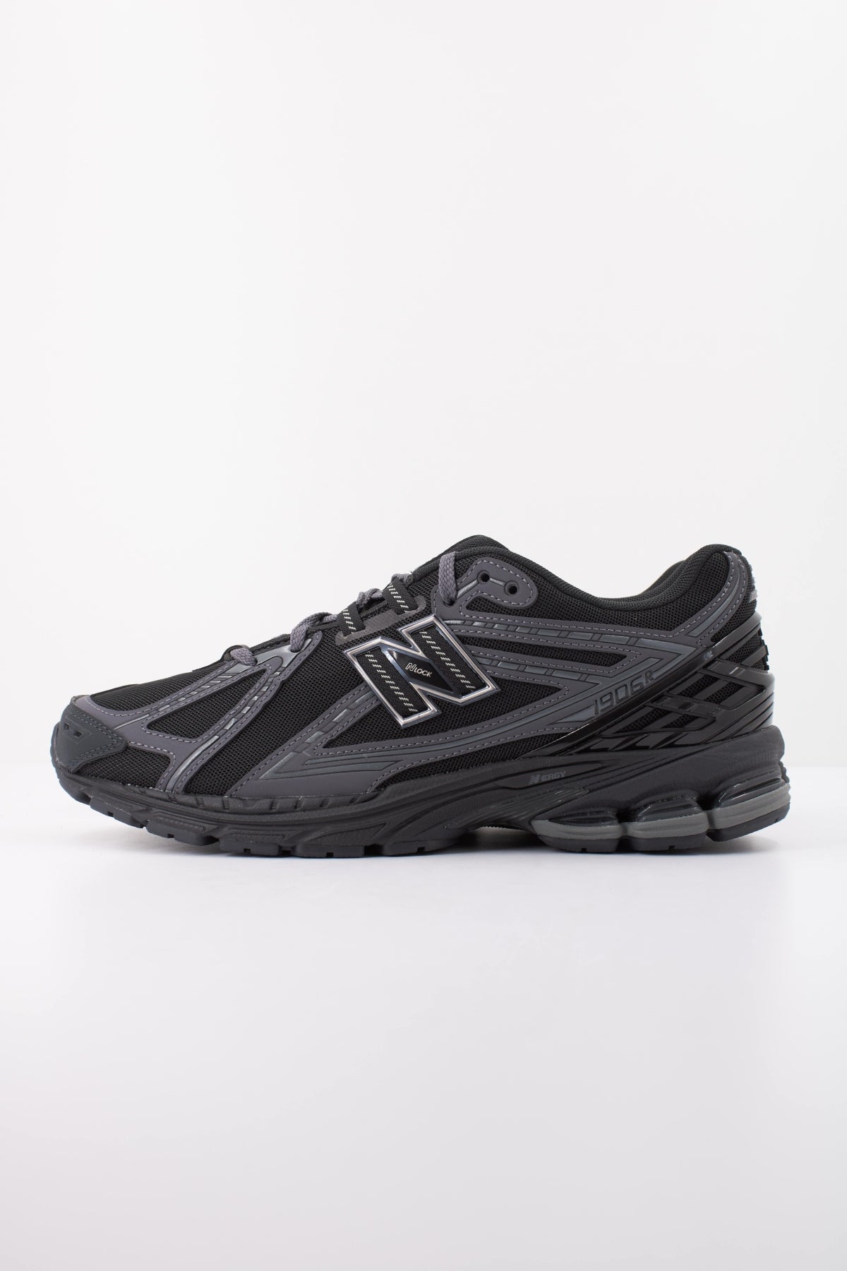 NEW BALANCE M1906 en color NEGRO (1)