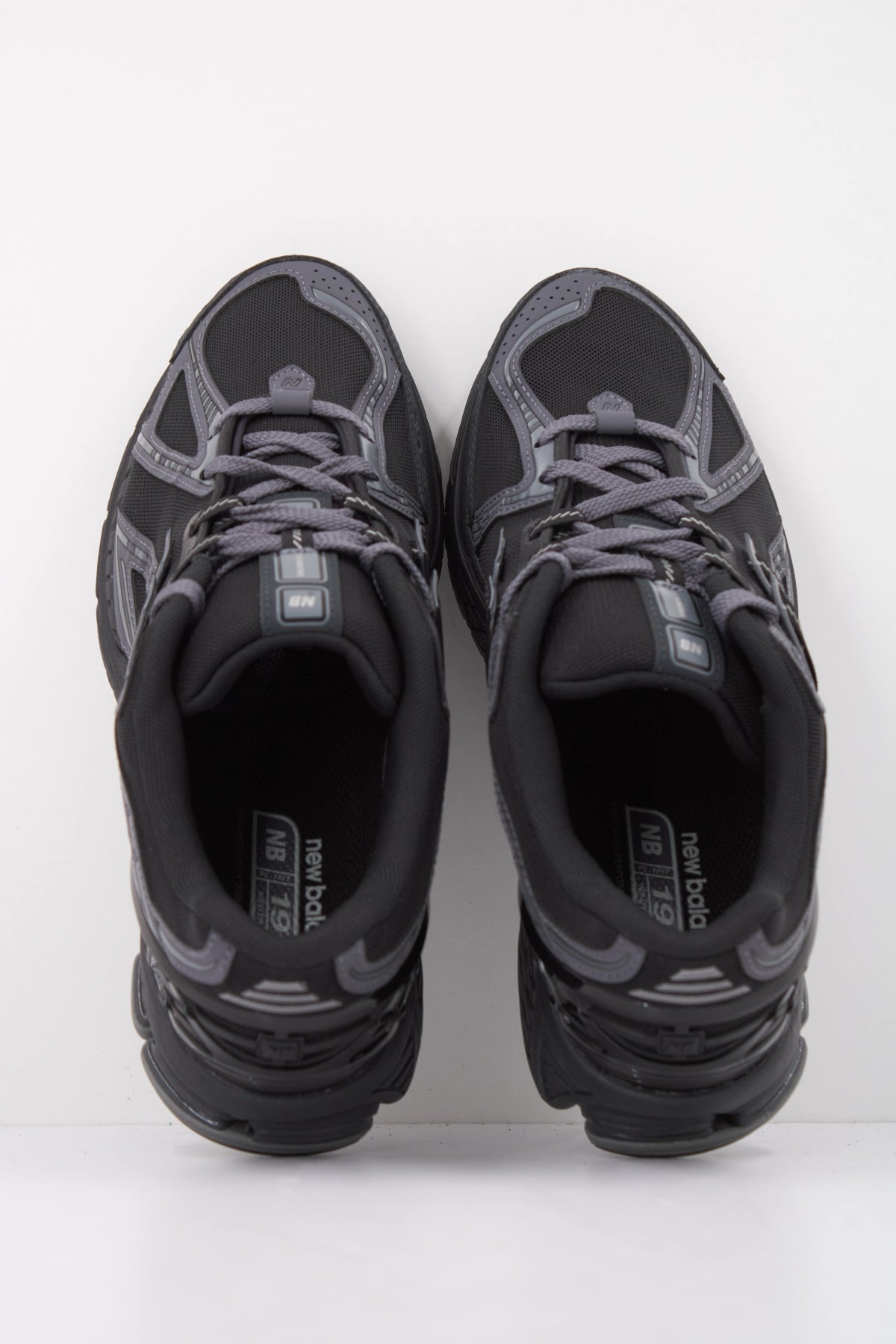 NEW BALANCE M1906 en color NEGRO (3)