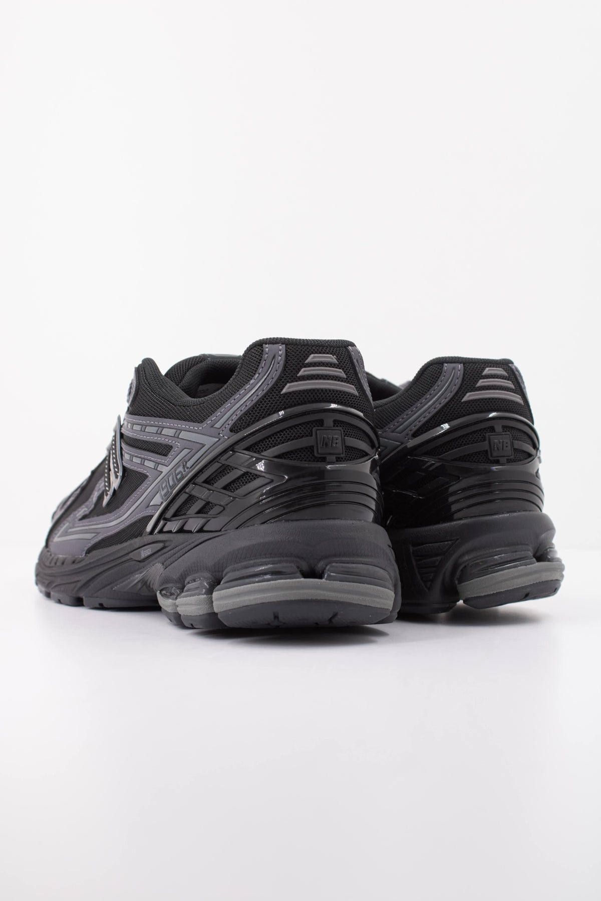 NEW BALANCE M1906 en color NEGRO (4)