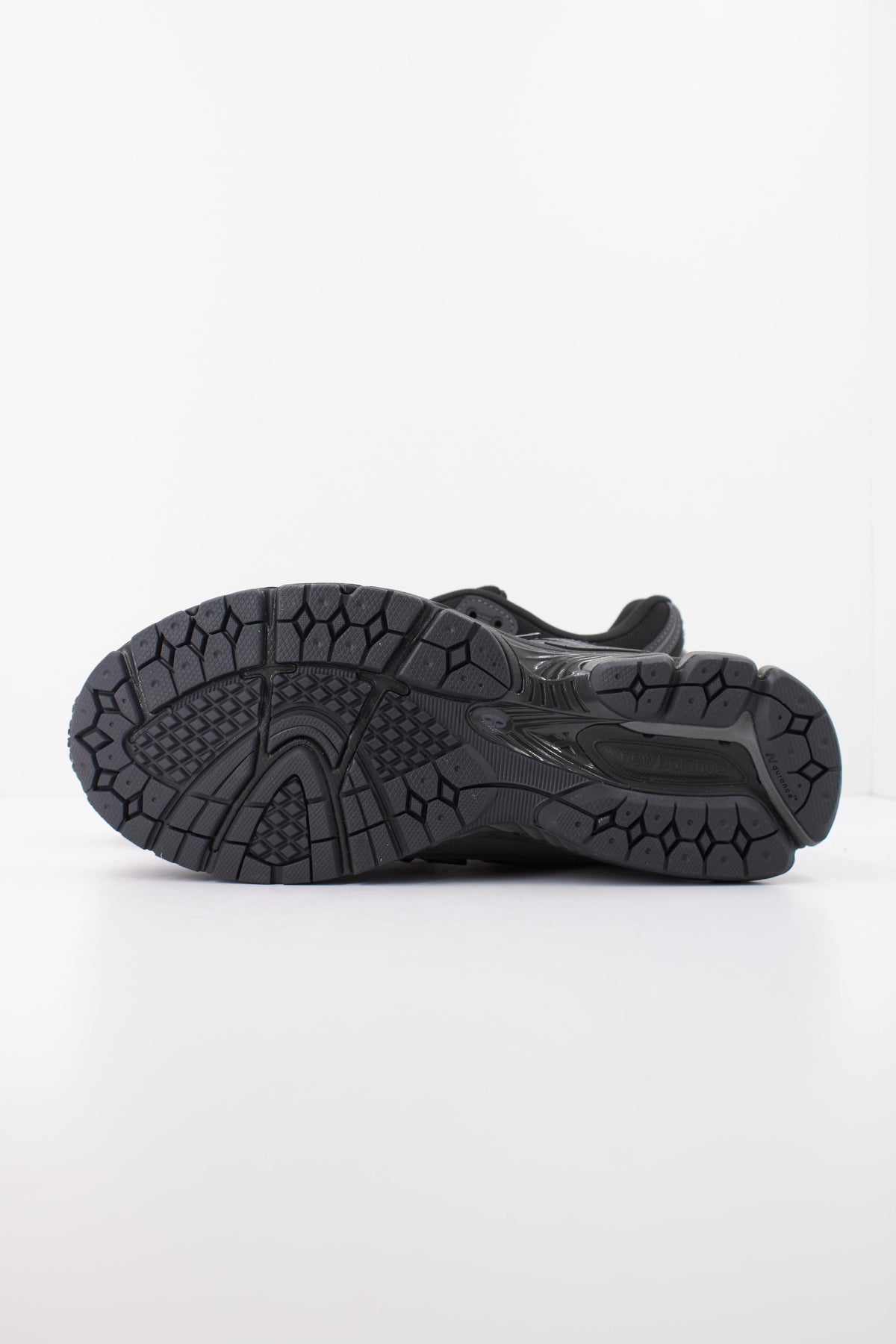 NEW BALANCE M1906 en color NEGRO (5)