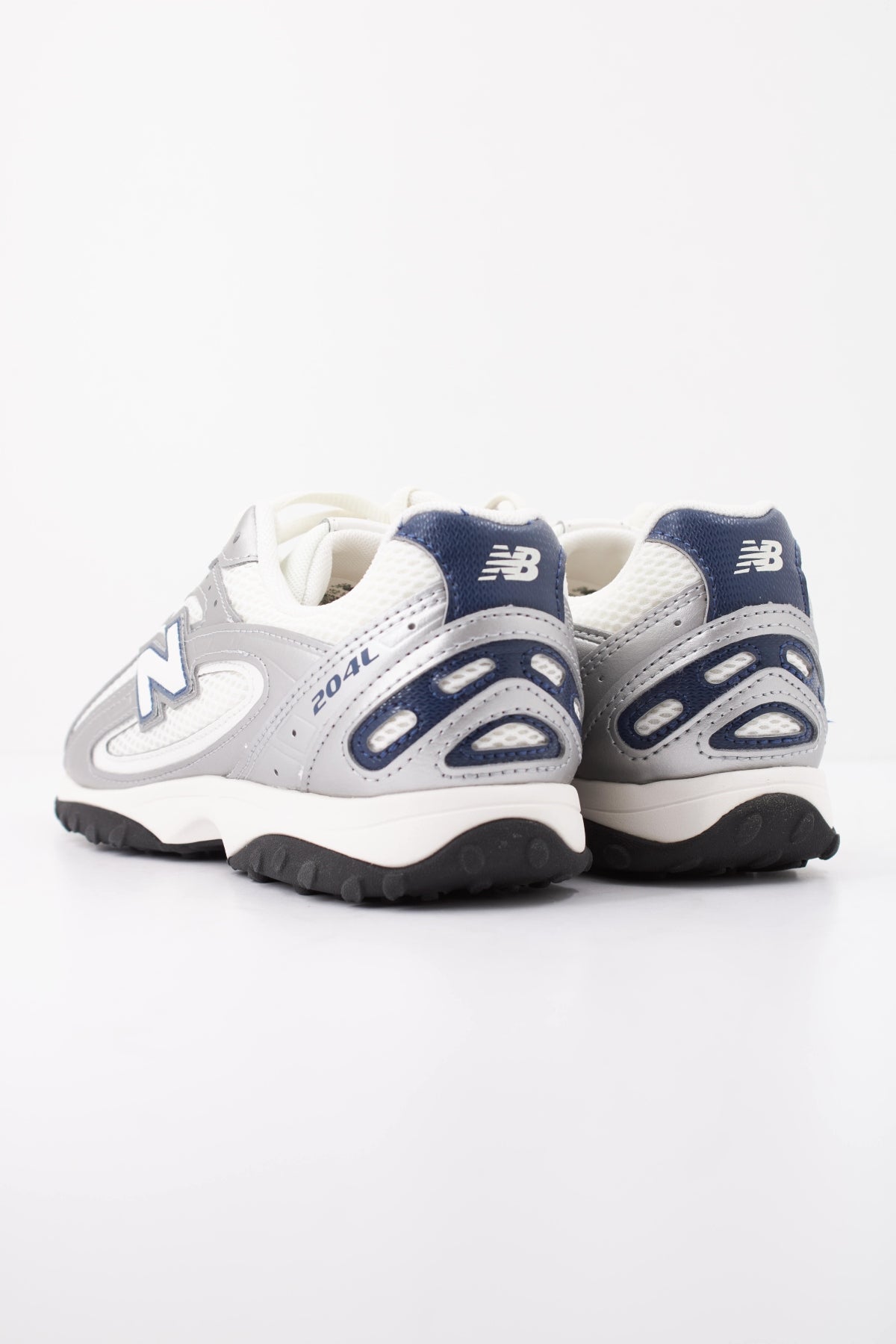 NEW BALANCE U204L en color PLATA (4)