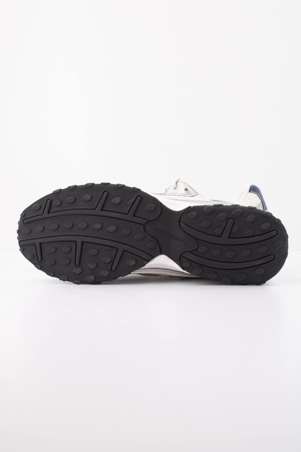 NEW BALANCE U204L en color PLATA (5)
