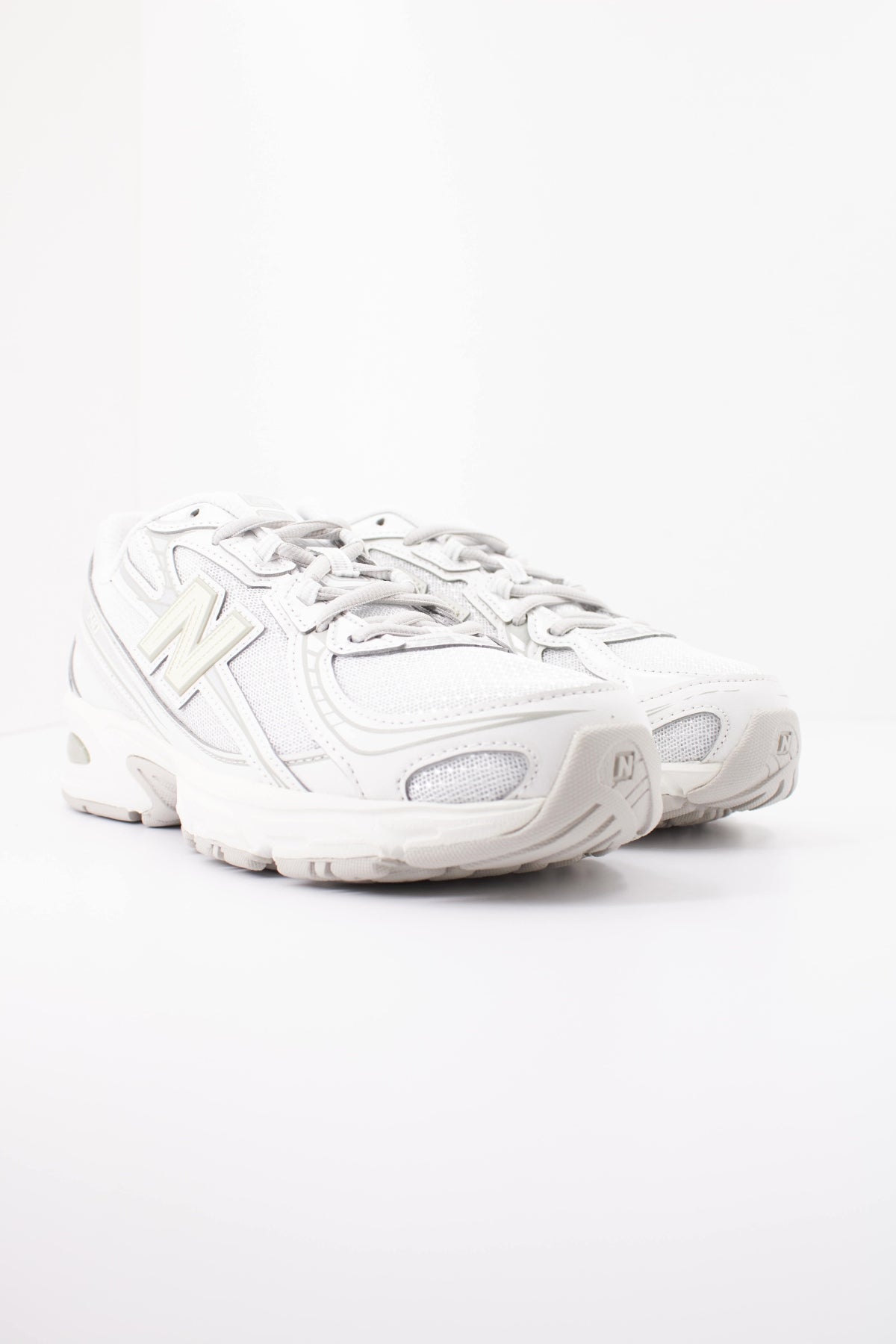 NEW BALANCE U740 8LZ en color BLANCO (2)