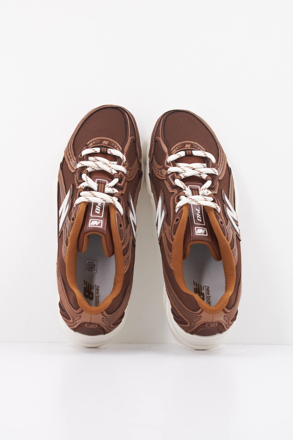 NEW BALANCE U740 7IK en color MARRON (3)