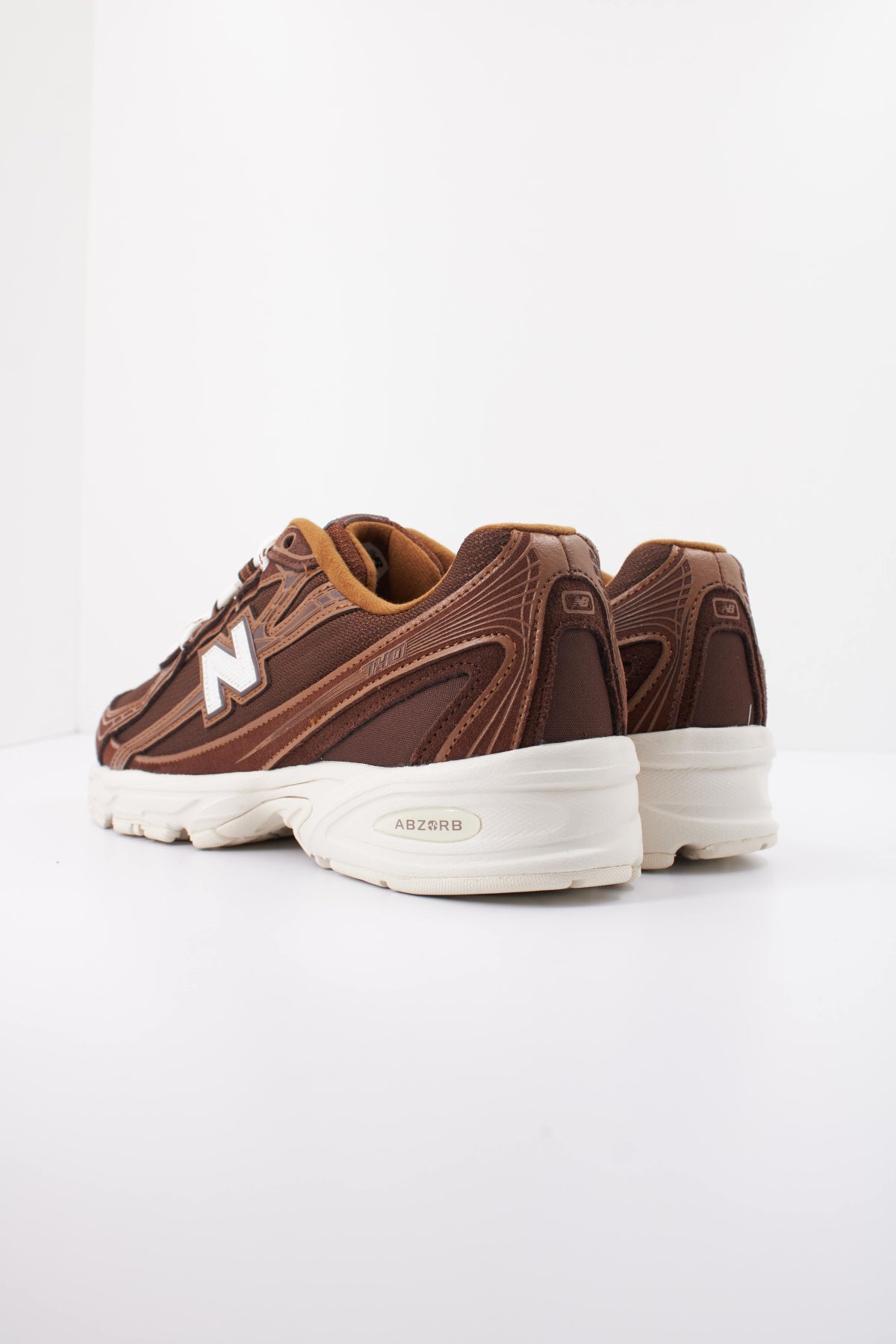 NEW BALANCE U740 7IK en color MARRON (4)