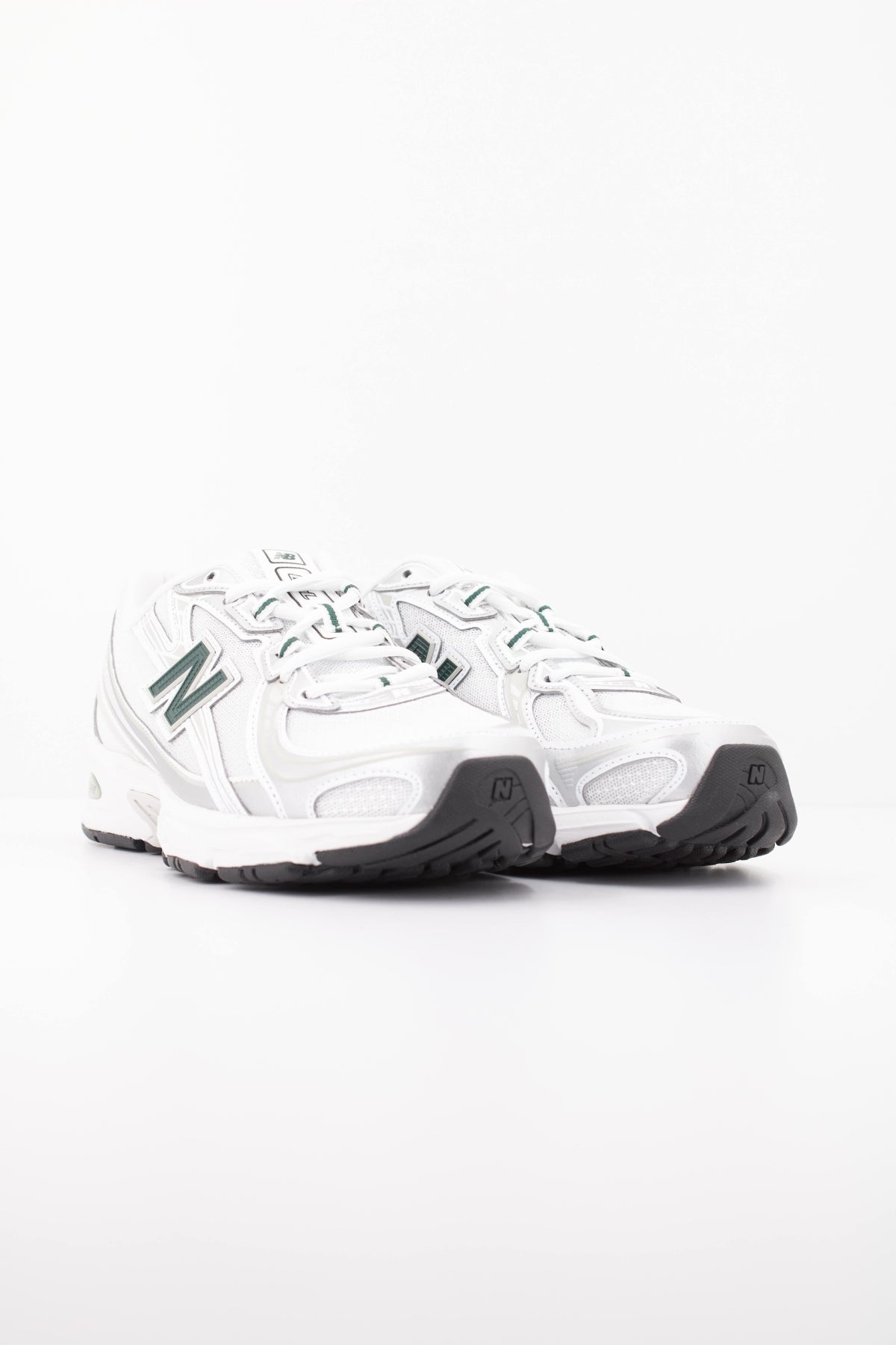 NEW BALANCE U740 41J DEPORTIVO en color PLATA (2)