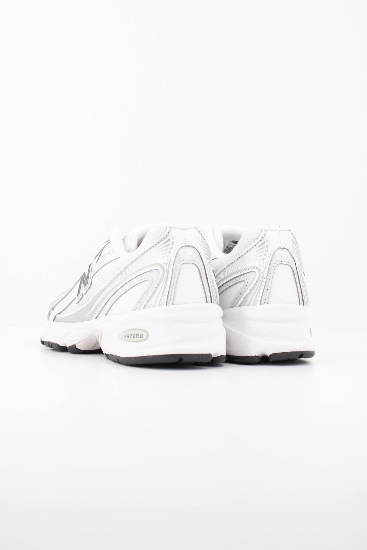 NEW BALANCE U740 41J DEPORTIVO en color PLATA (4)