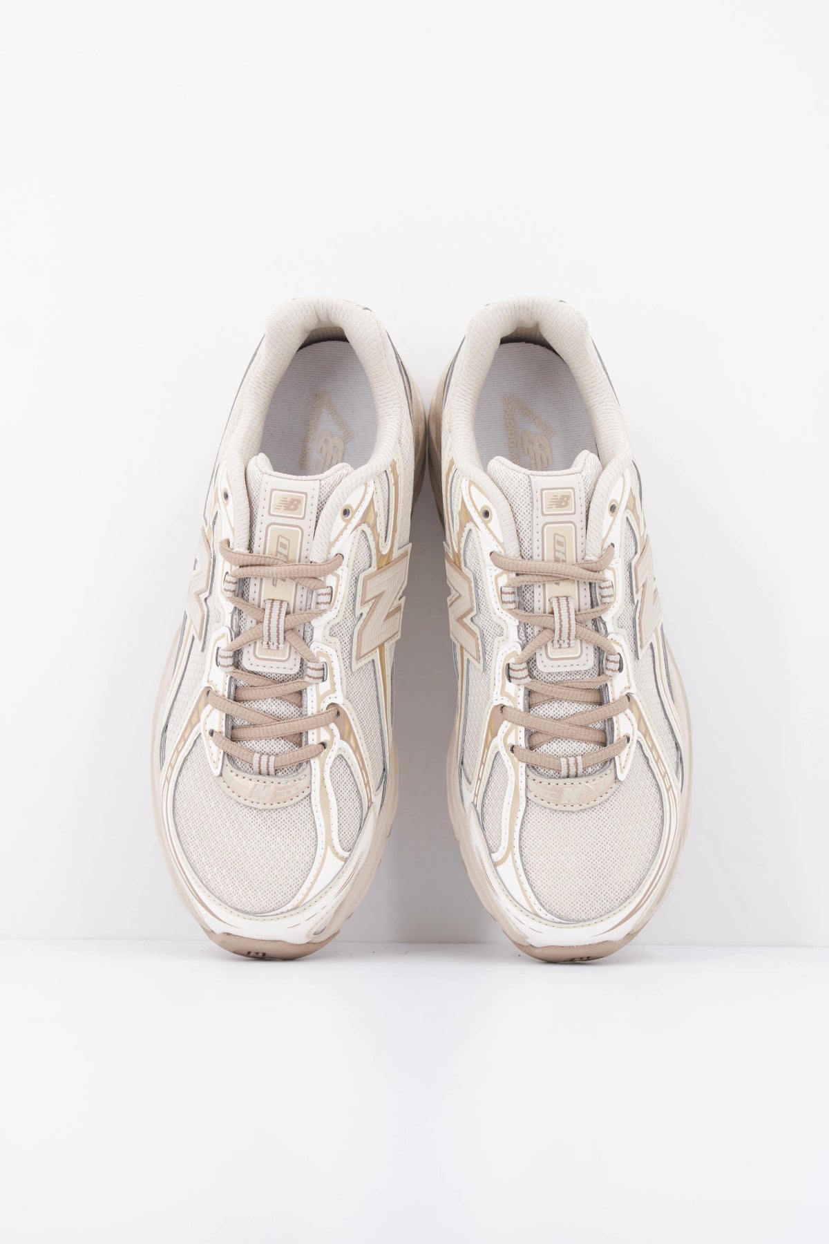 NEW BALANCE U740 9HK DEPORTIVO en color BEIS (3)