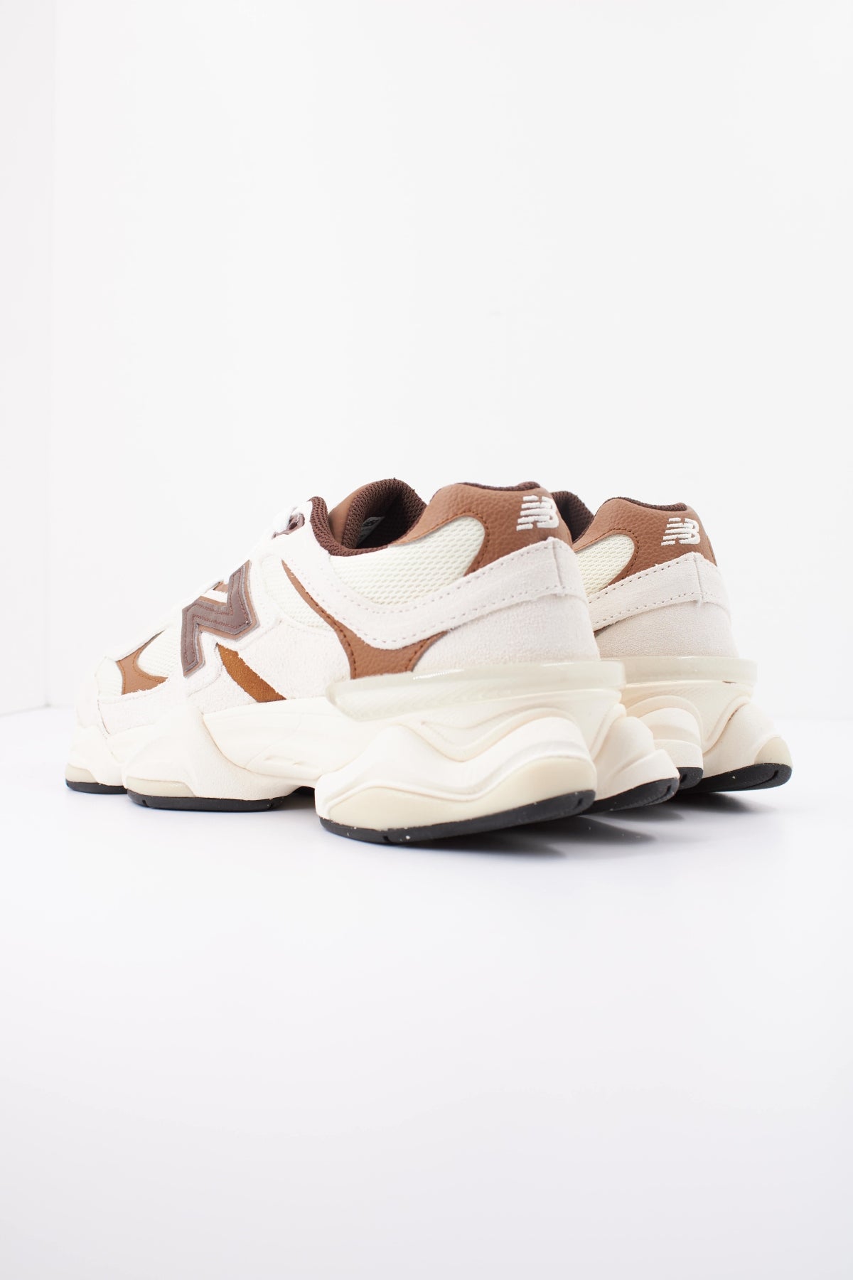 NEW BALANCE U9060 3EG en color BLANCO (4)