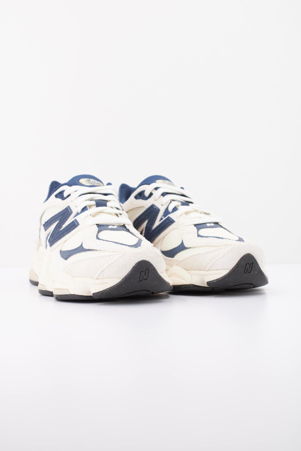 NEW BALANCE U9060 89J DEPORTIVO en color BLANCO (2)