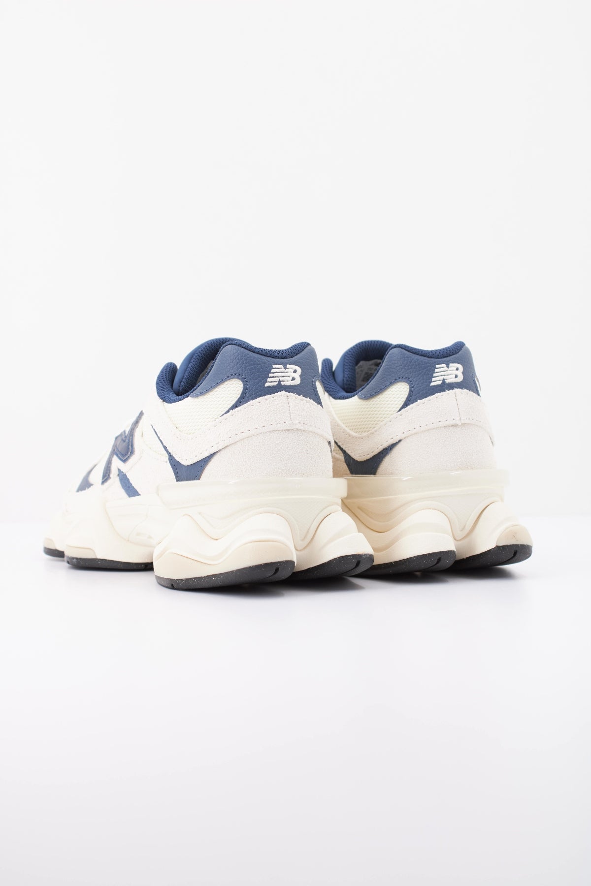 NEW BALANCE U9060 89J DEPORTIVO en color BLANCO (4)