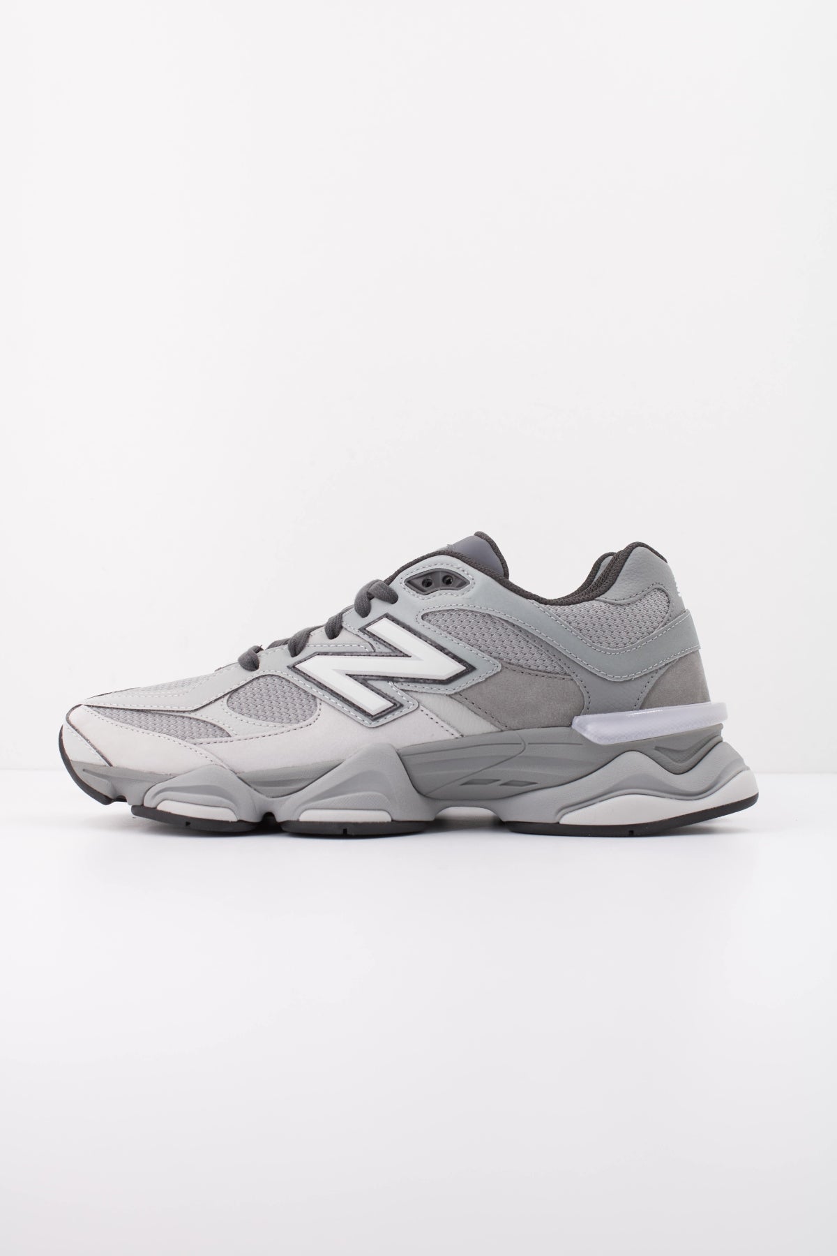 NEW BALANCE U9060 9XS DEPORTIVO en color GRIS (1)