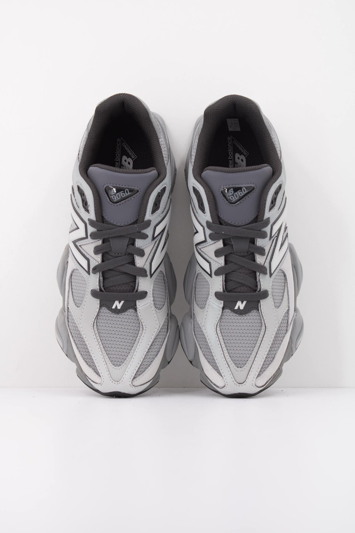 NEW BALANCE U9060 9XS DEPORTIVO en color GRIS (3)