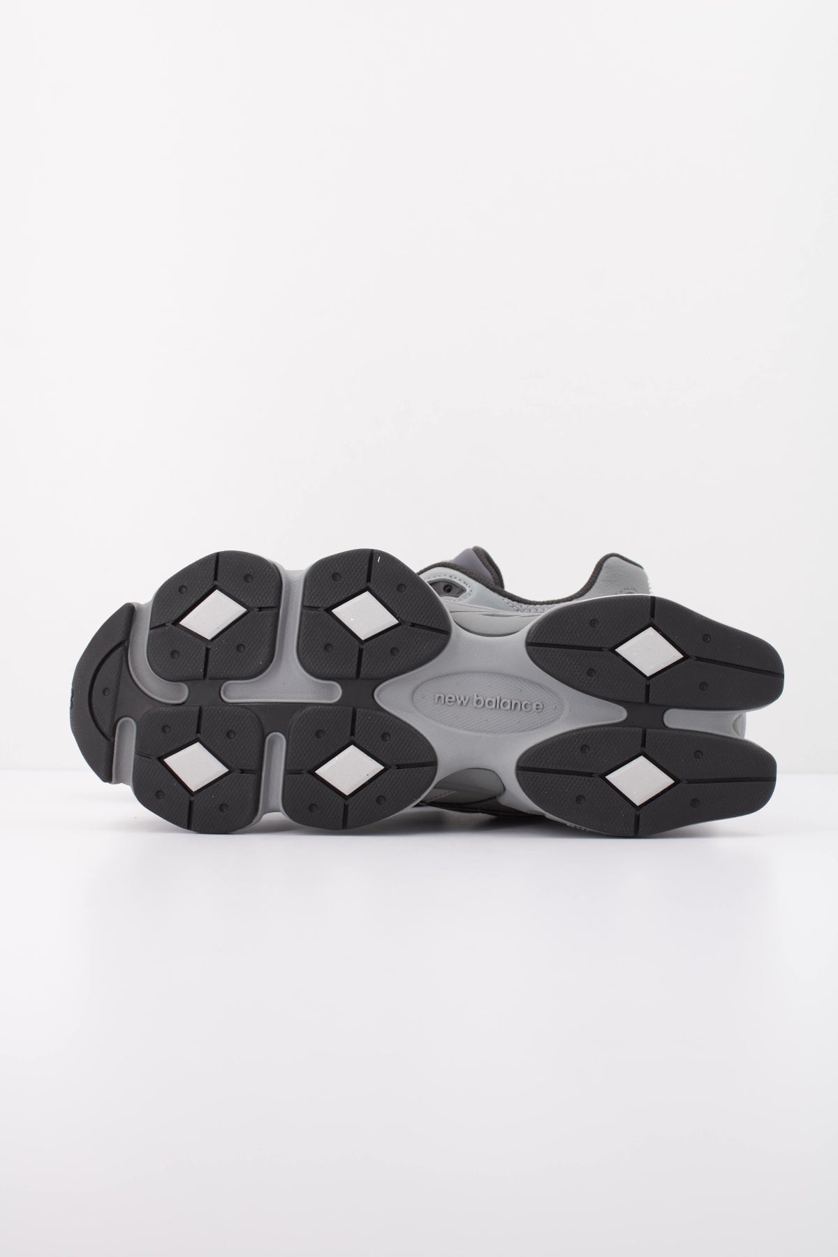 NEW BALANCE U9060 9XS DEPORTIVO en color GRIS (5)