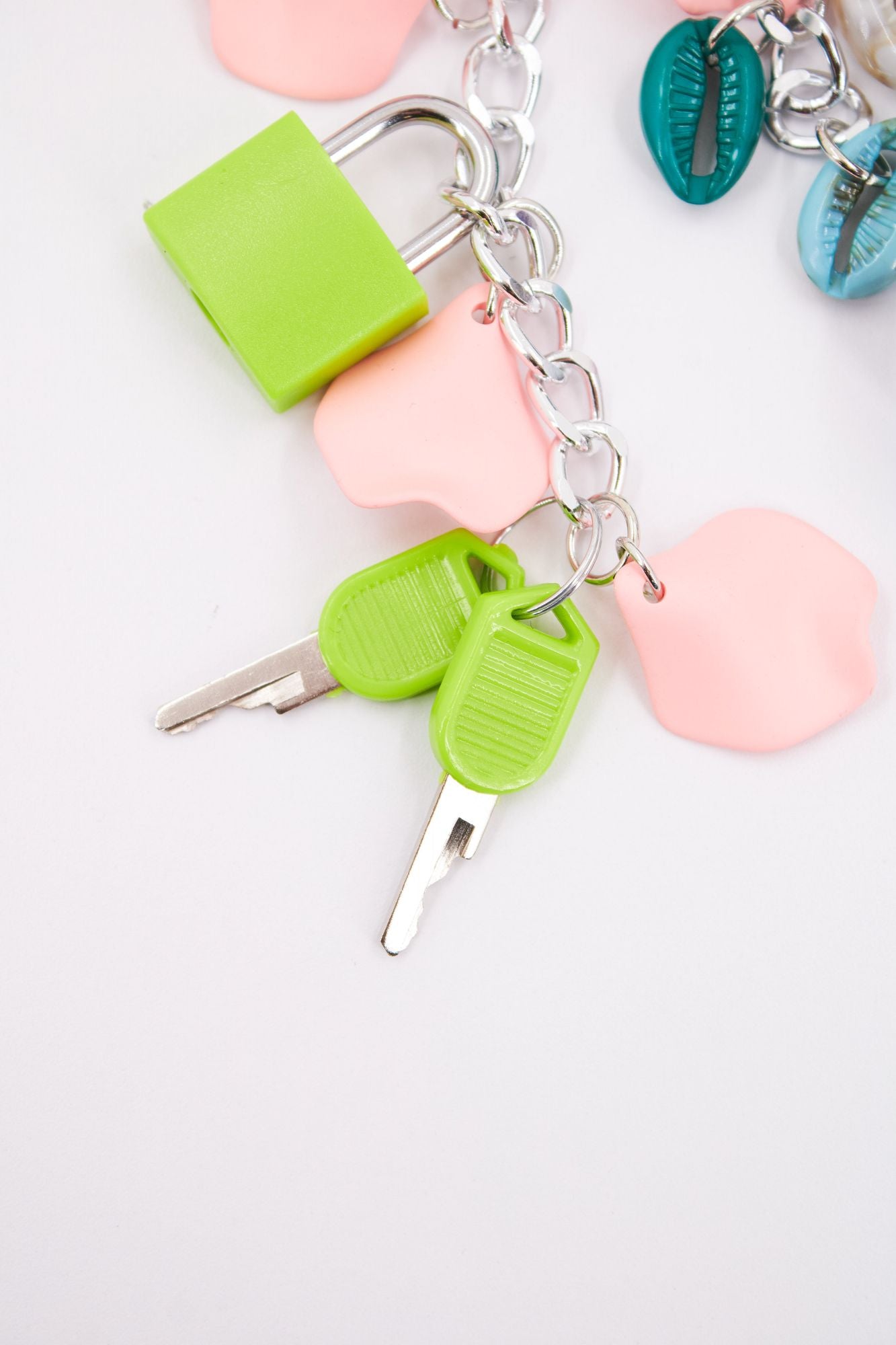 STICKY BESTIE BAG CHARM en color ROSA (2)