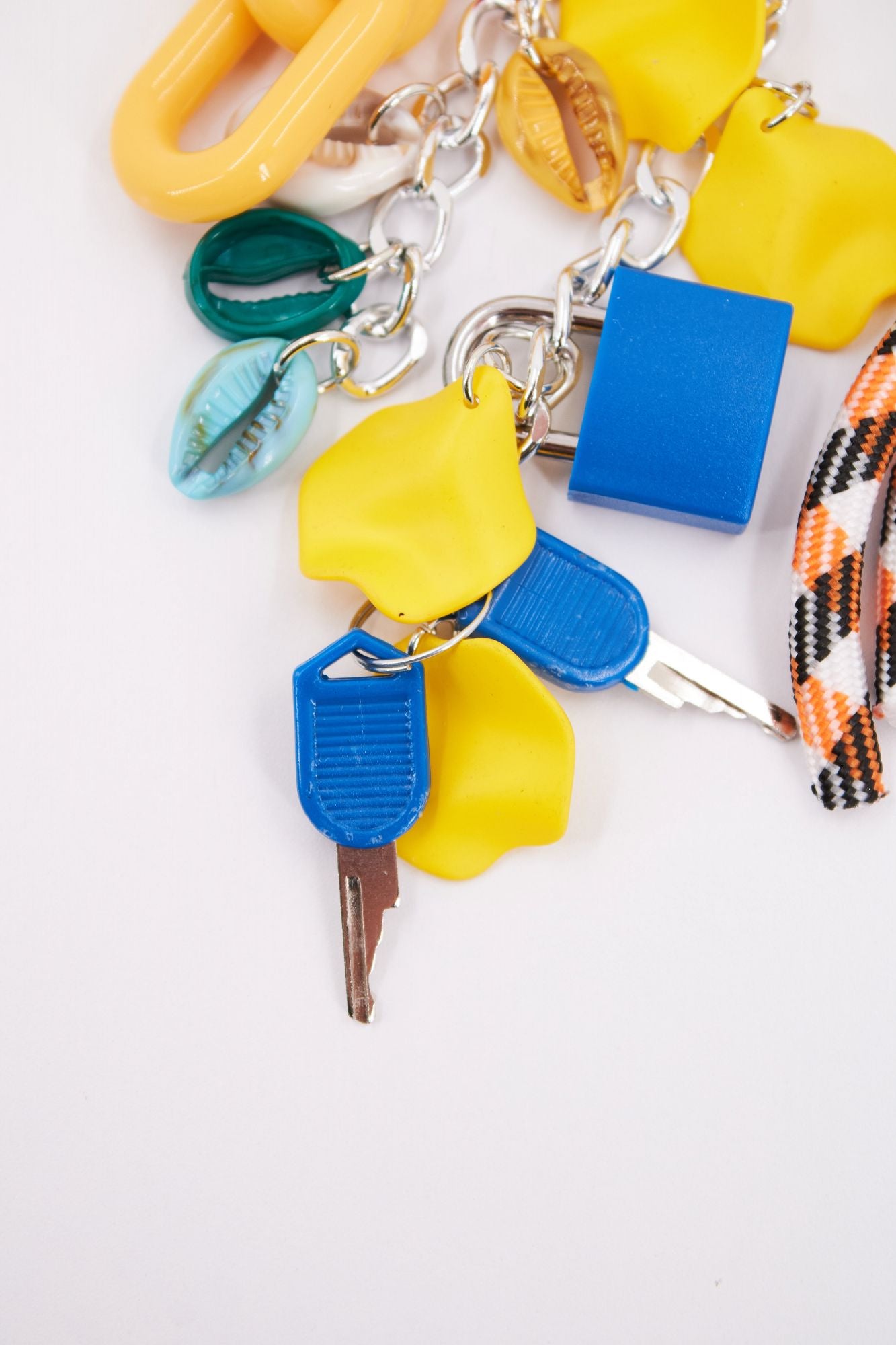 STICKY BESTIE BAG CHARM en color AMARILLO (2)