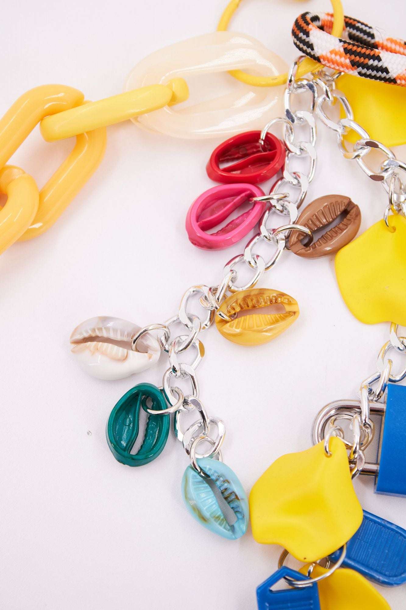 STICKY BESTIE BAG CHARM en color AMARILLO (4)