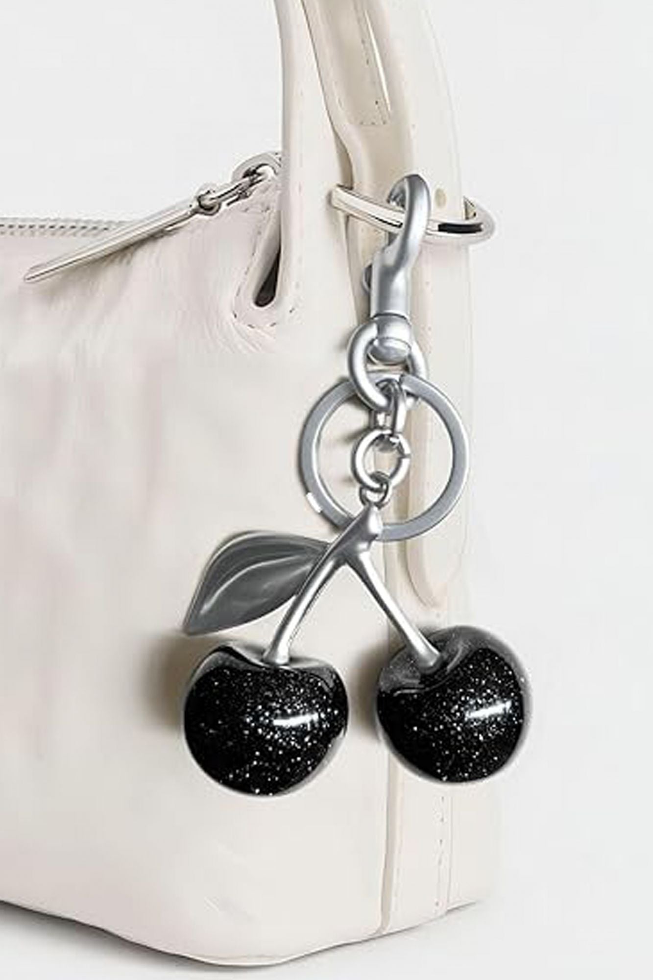 STICKY BESTIE CHERRY CHARM en color NEGRO (3)