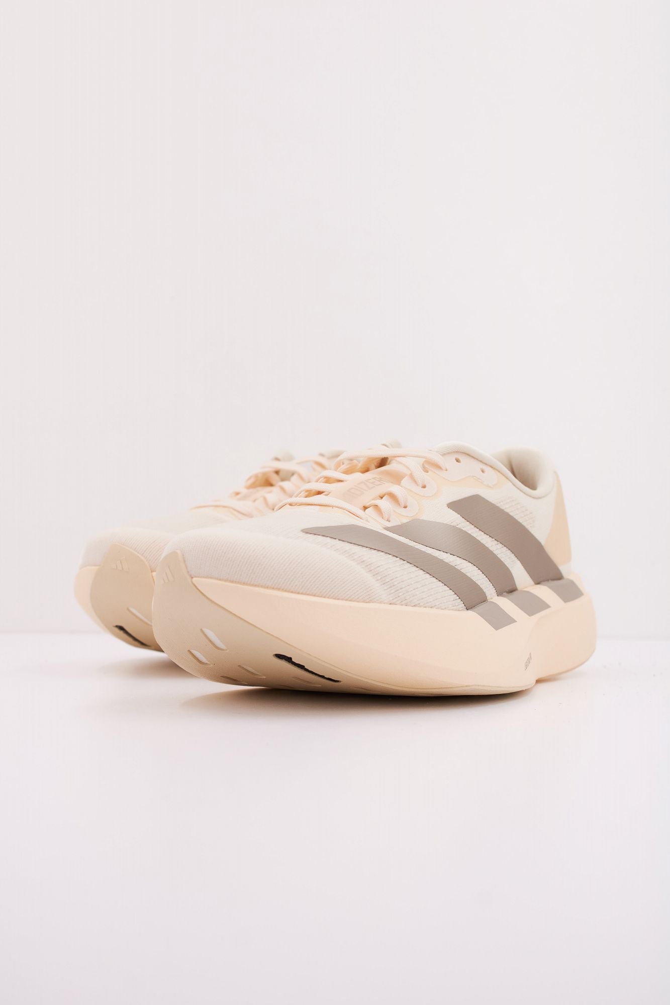 ADIDAS ADIZERO EVO SL W en color BEIS (2)