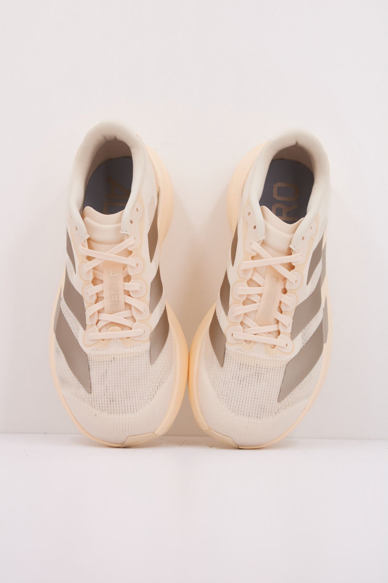 ADIDAS ADIZERO EVO SL W en color BEIS (3)