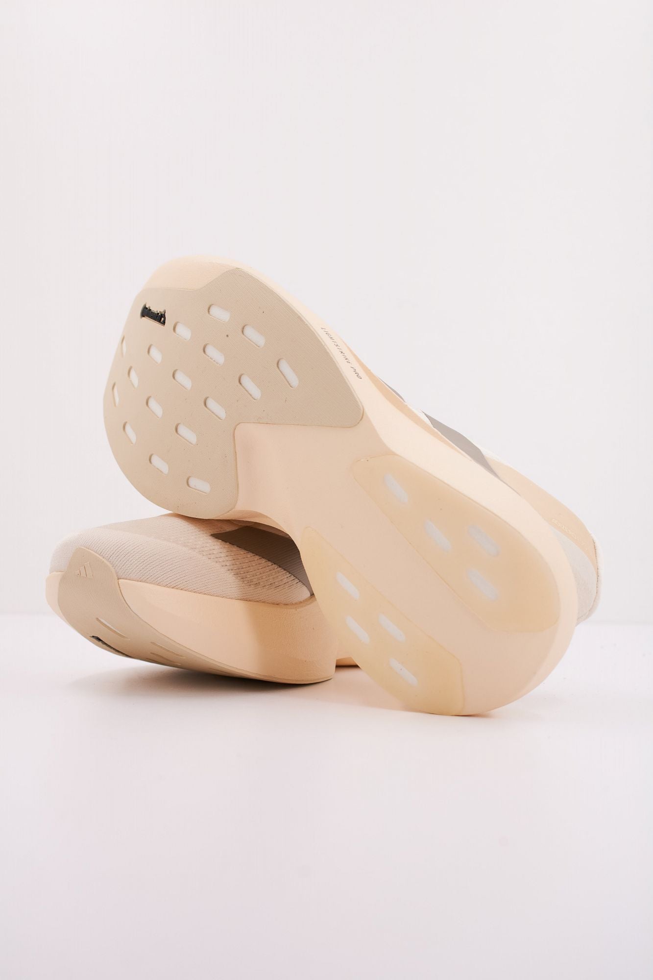 ADIDAS ADIZERO EVO SL W en color BEIS (5)