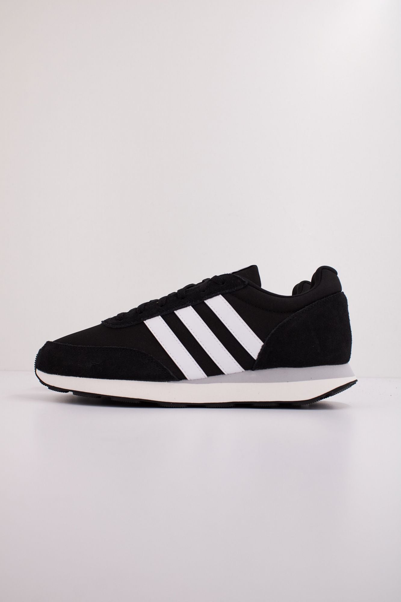 ADIDAS RUN 60s 3.0 en color NEGRO (1)