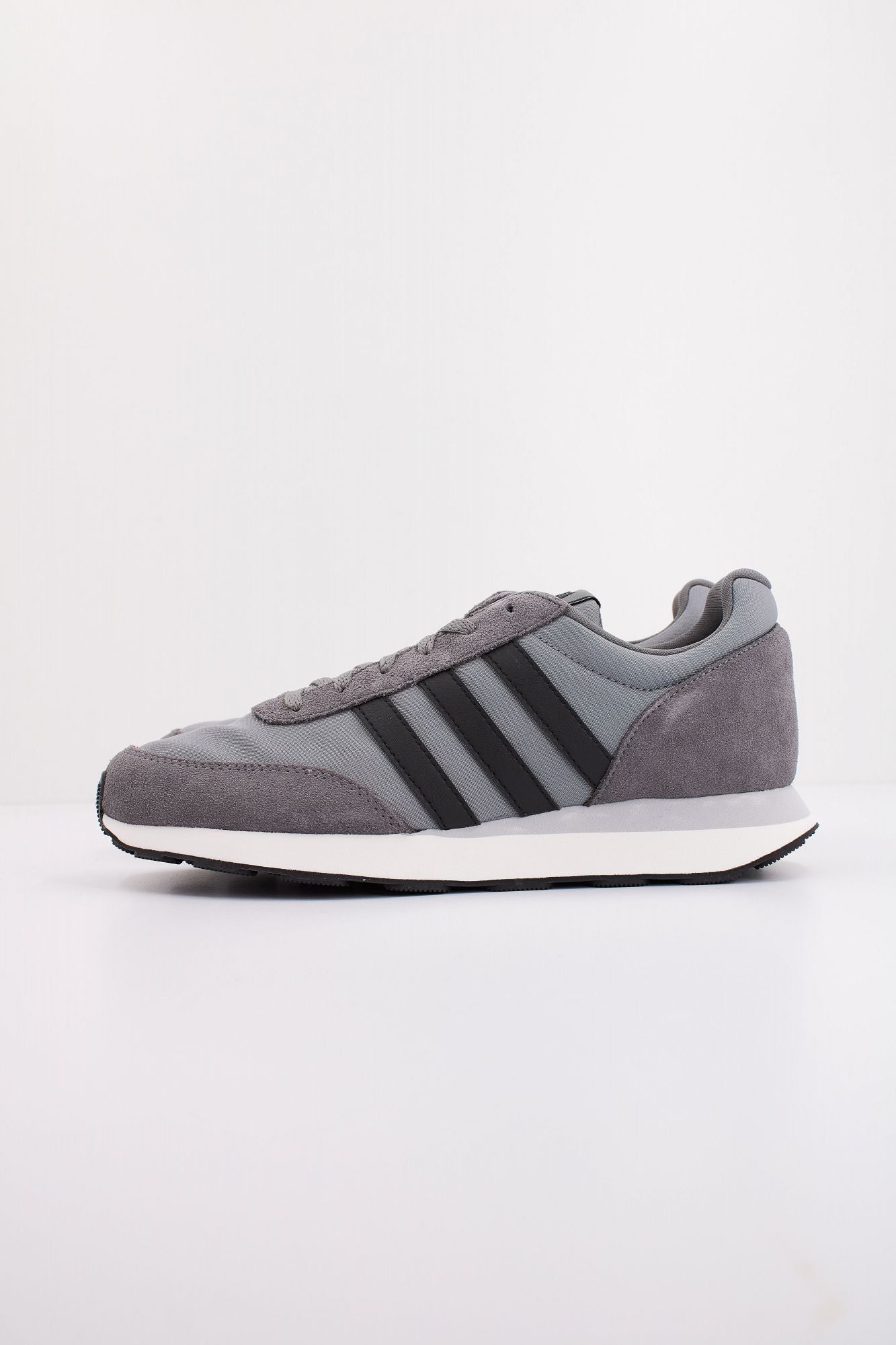 ADIDAS RUN 60s 3.0 en color GRIS (1)