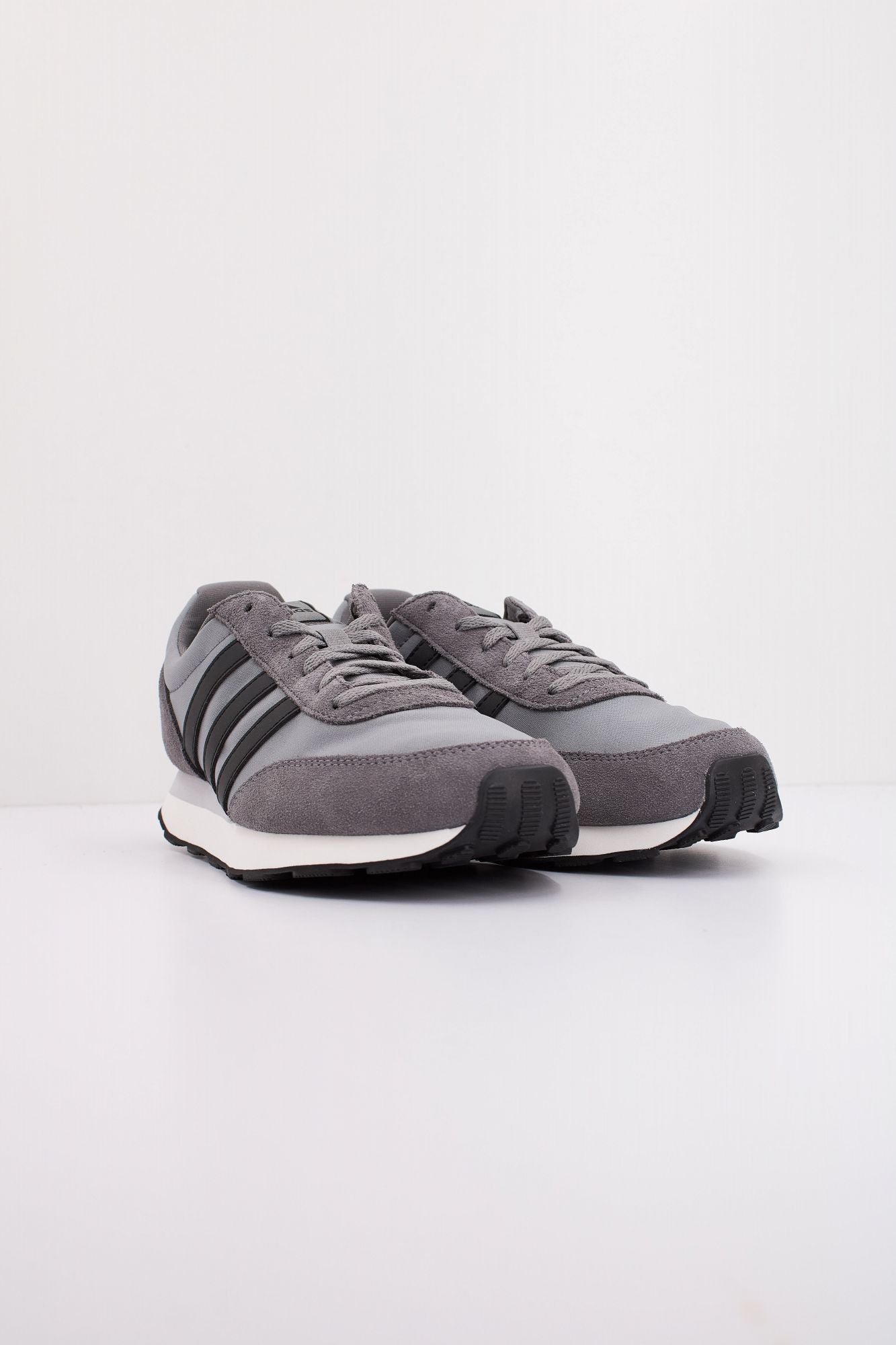 ADIDAS RUN 60s 3.0 en color GRIS (2)