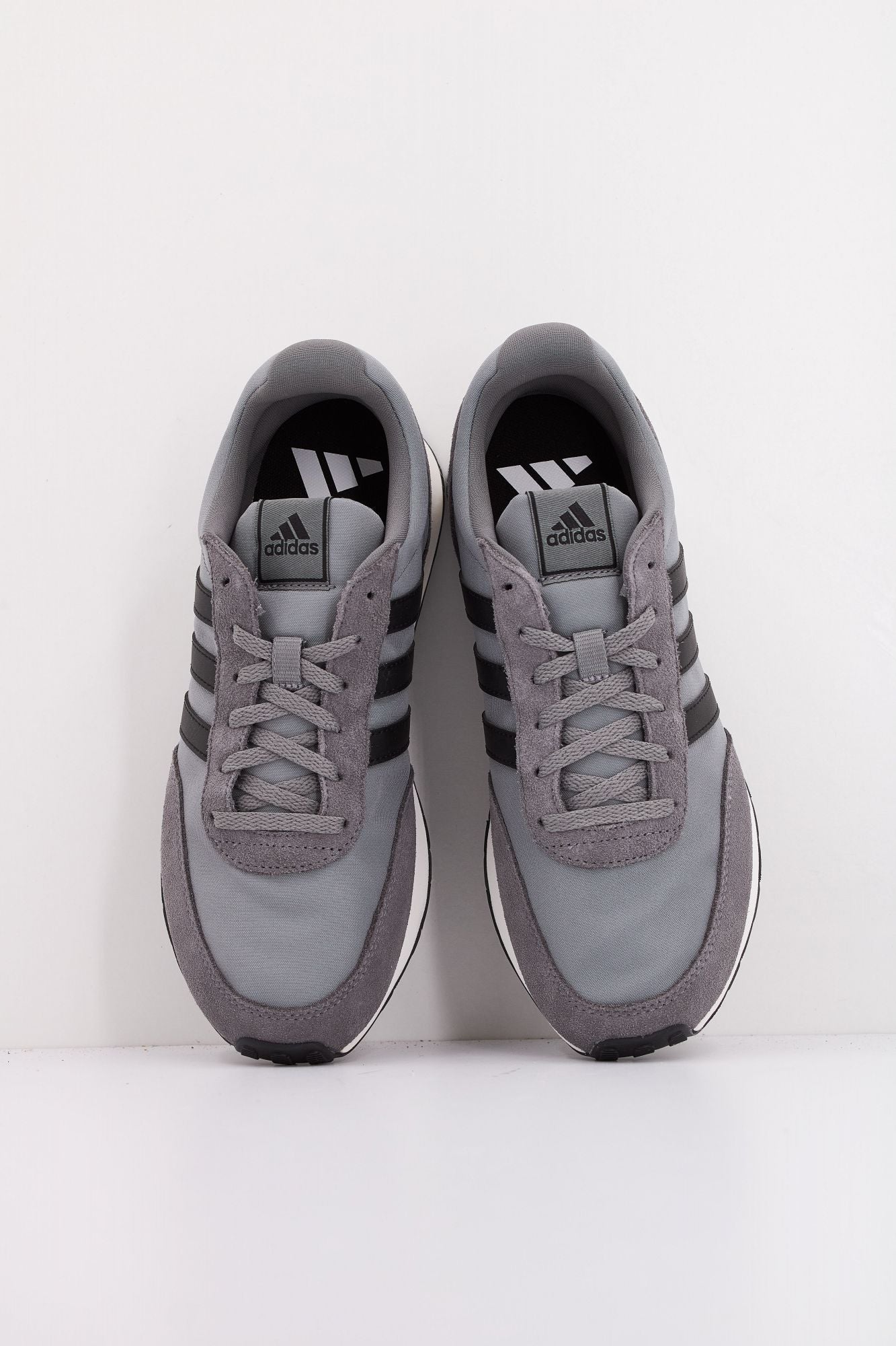 ADIDAS RUN 60s 3.0 en color GRIS (3)