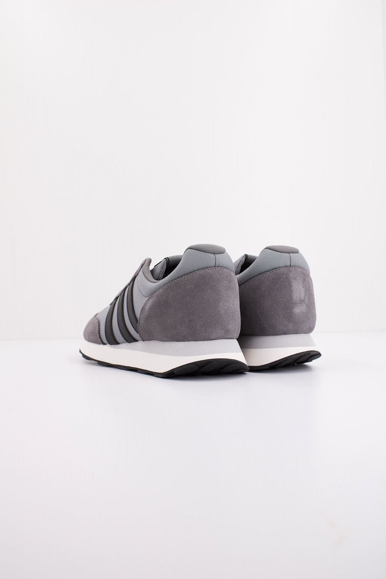 ADIDAS RUN 60s 3.0 en color GRIS (4)