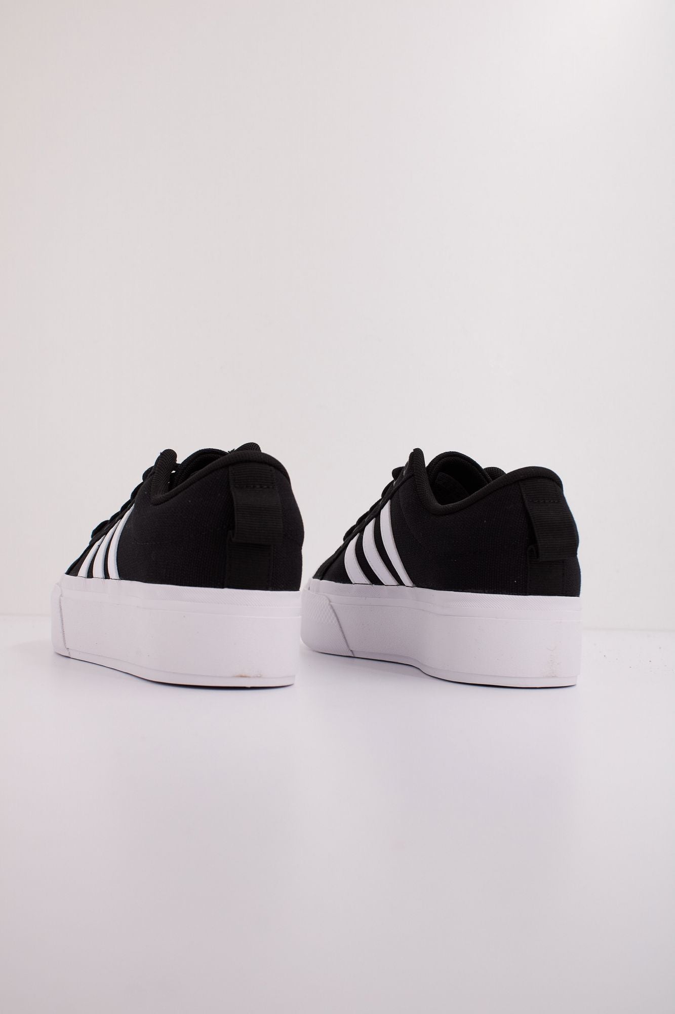 ADIDAS BRAVADA 2.0 PLATFOR en color NEGRO (4)