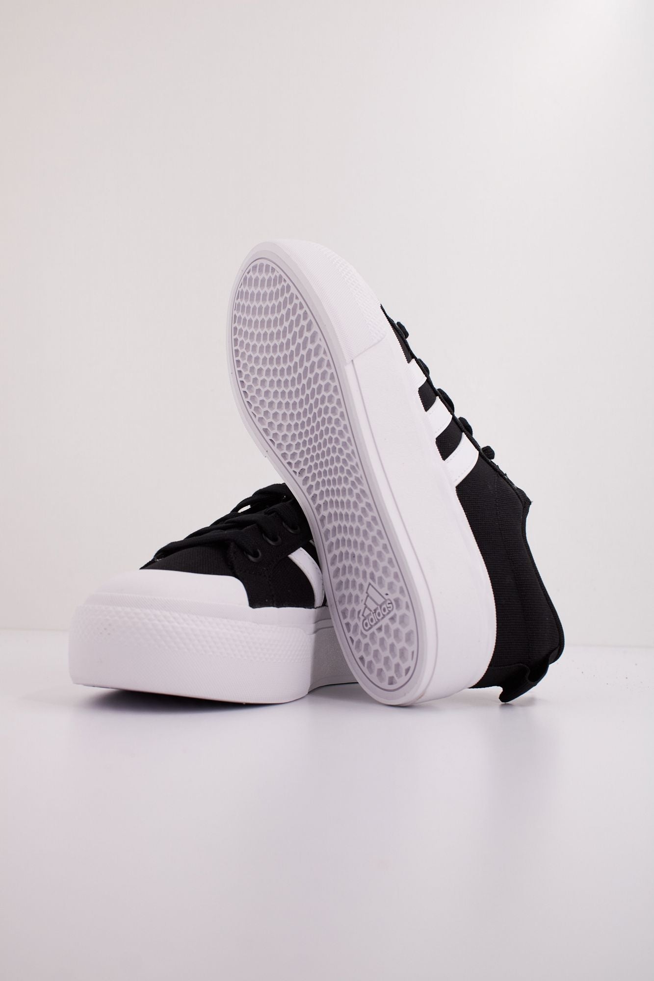 ADIDAS BRAVADA 2.0 PLATFOR en color NEGRO (5)