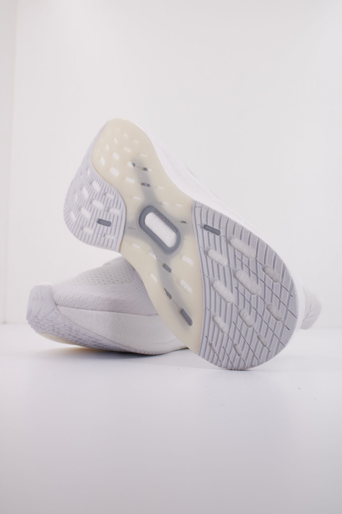 ADIDAS ULTRABOOST 5 W en color BLANCO (5)