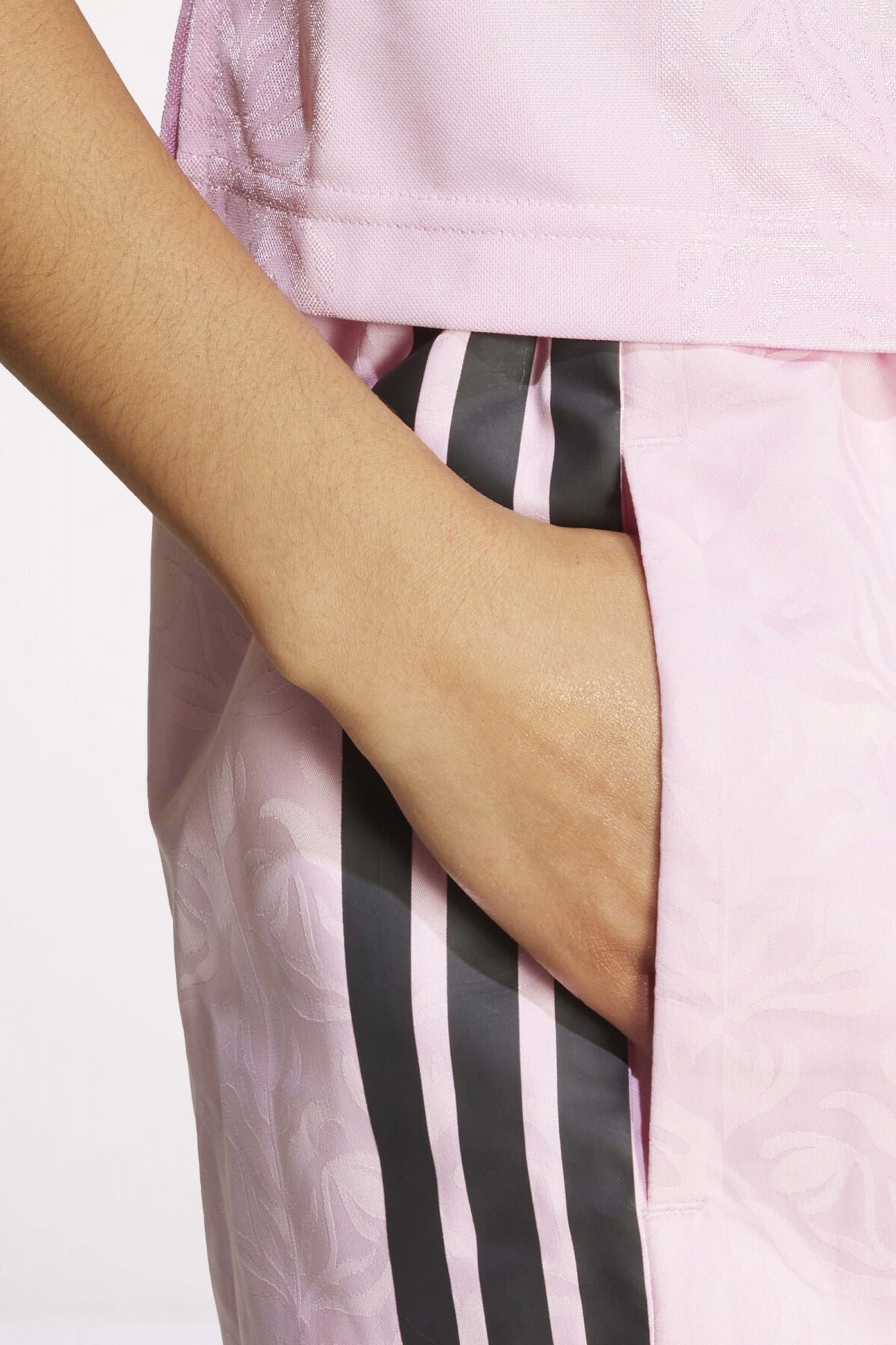 ADIDAS W TIRO Q3 SH en color ROSA (4)