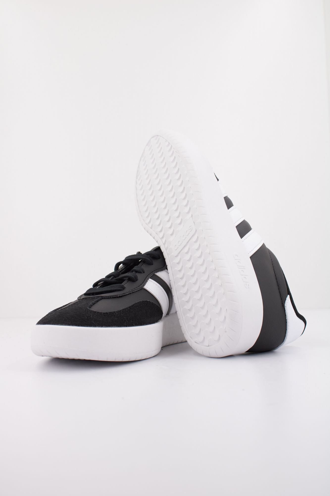 ADIDAS BARREDA en color NEGRO (5)